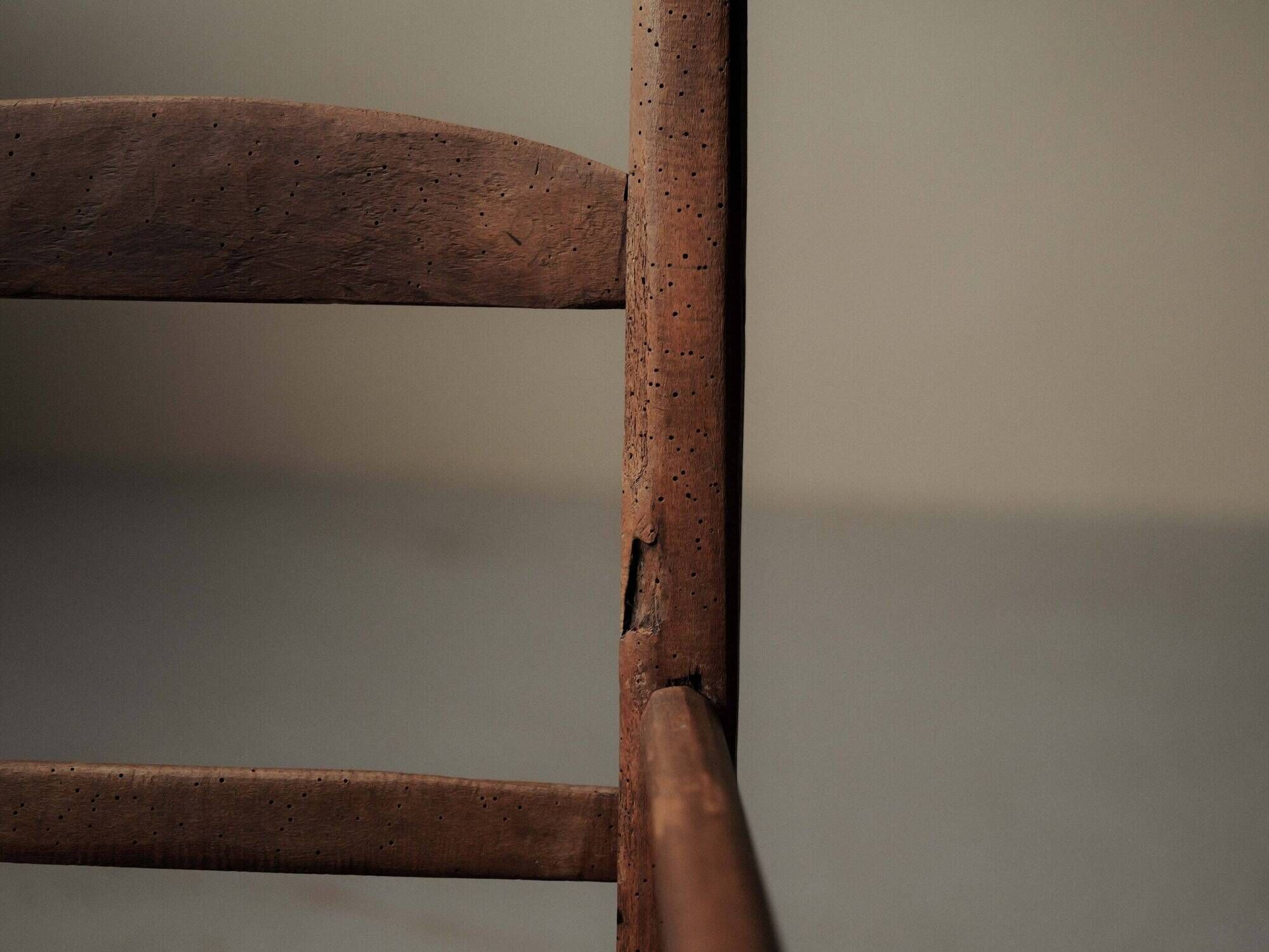 Old peasant armchair in solid wood and woven straw – Auvergne, 19th century.