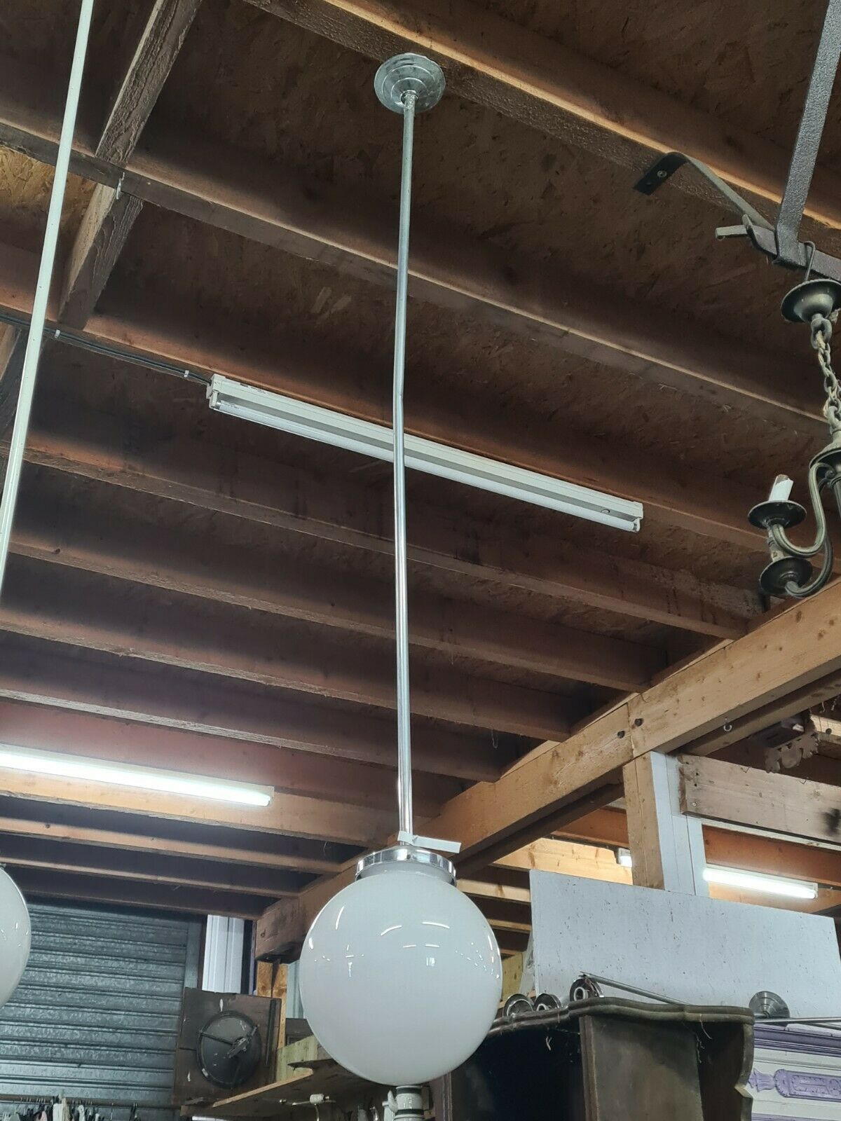 Suspension vintage avec une boule en opaline blanche