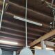 Suspension vintage avec une boule en opaline blanche