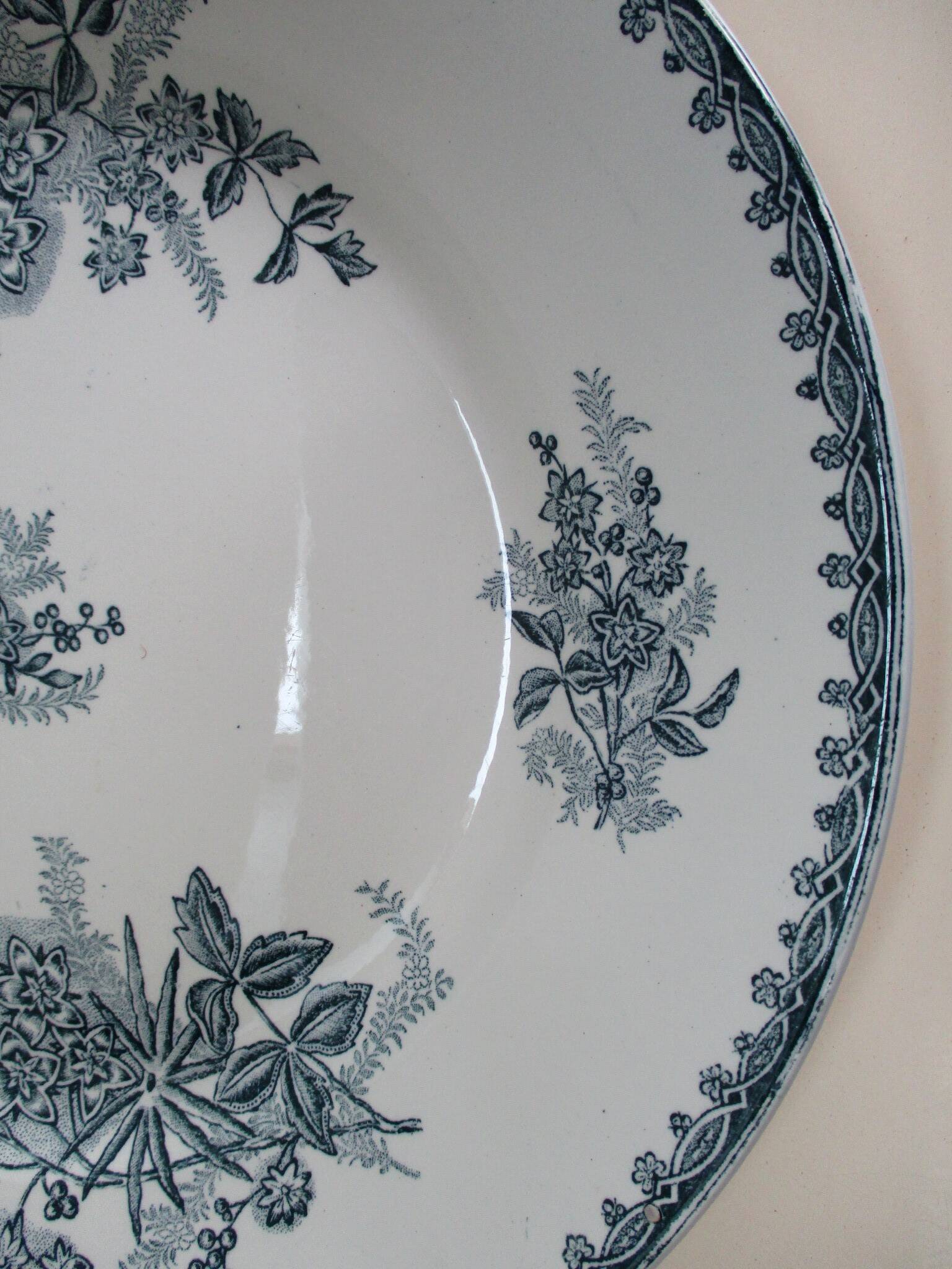 Iron earth dish – very large, round and flat, Sté Amandinoise model Margot