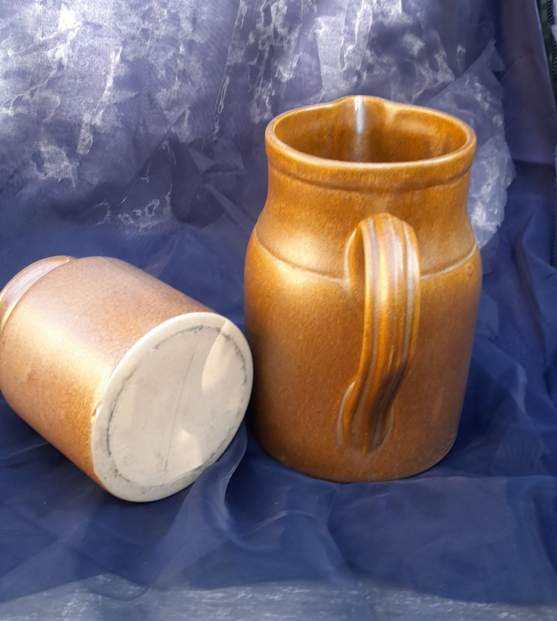 Duo de pots pichets en grès marron irisés, estampillé Digoin