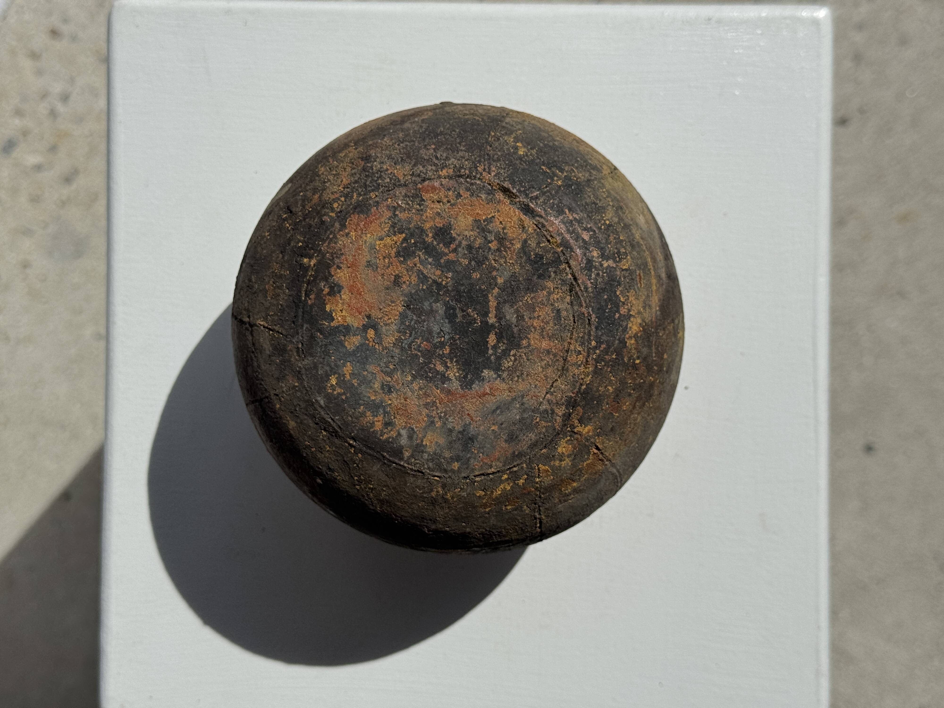 Small round ancient vase in engraved terracotta, Indonesian polychromy H10 D1
