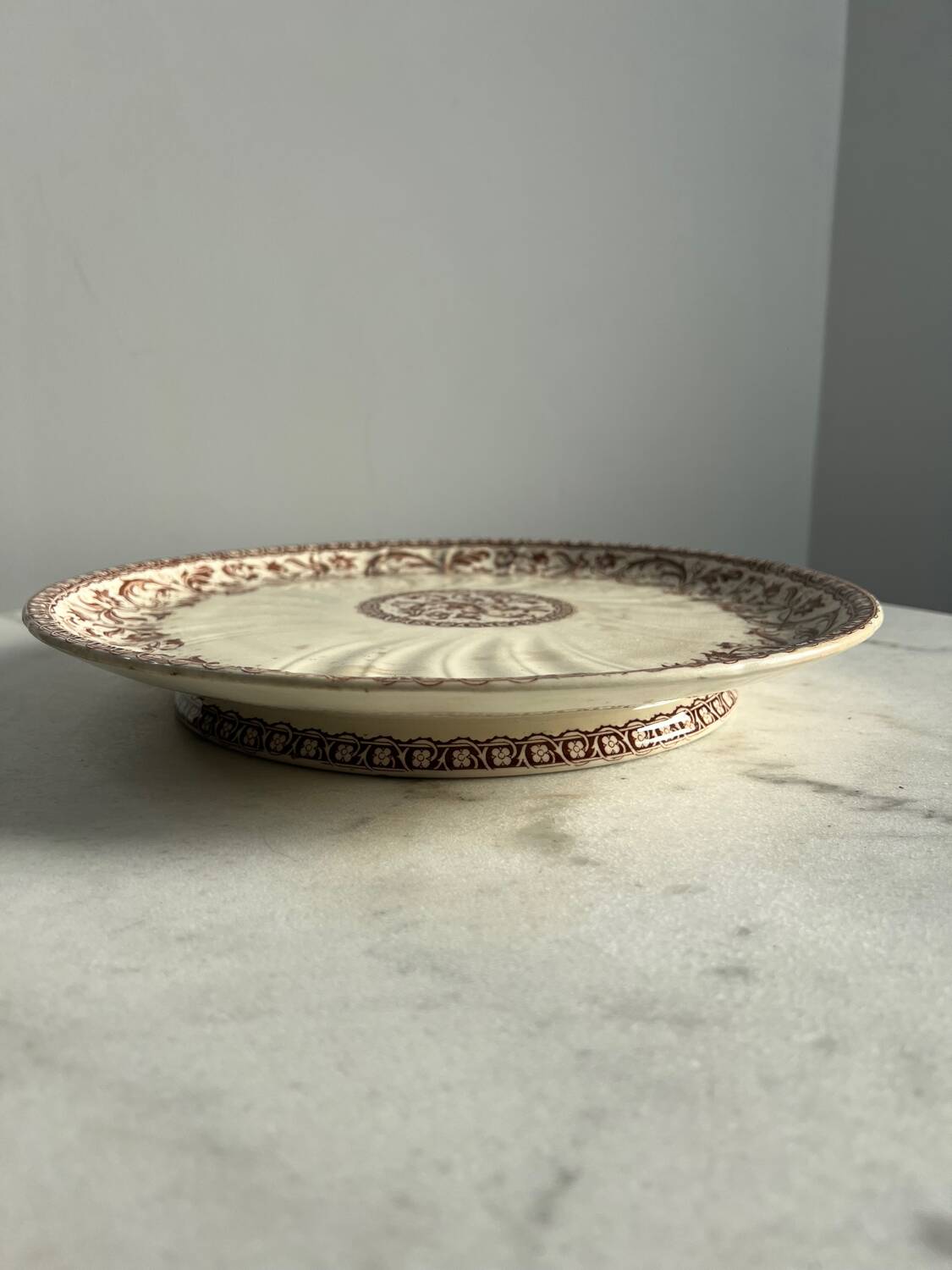 Plat de présentation sur piédouche Gien ancien