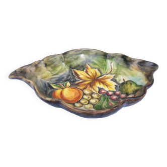 Shell-shaped dish