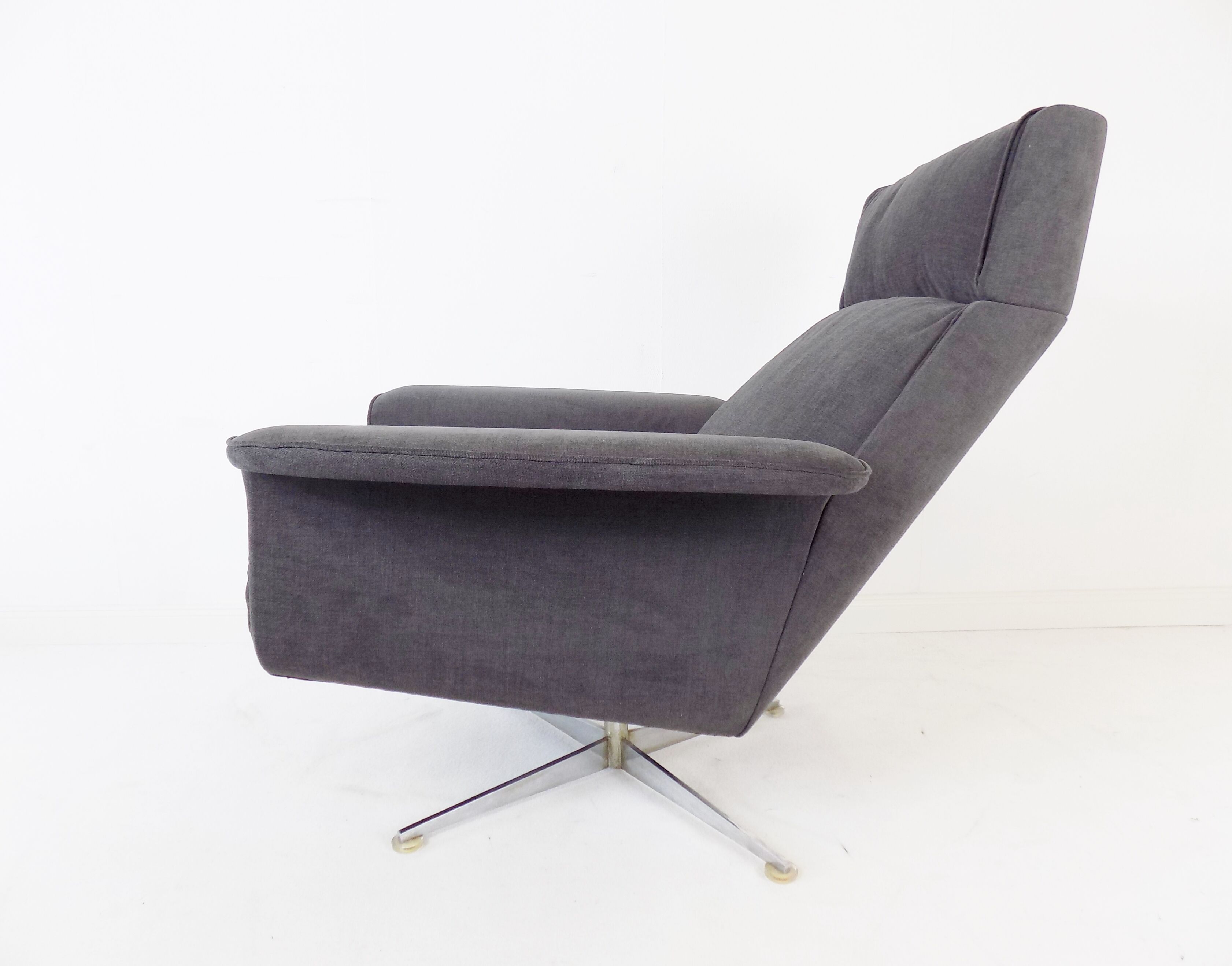 Fauteuil Kaufeld Siesta 62  grise avec pouf par Jacques Brule