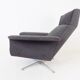 Fauteuil Kaufeld Siesta 62  grise avec pouf par Jacques Brule