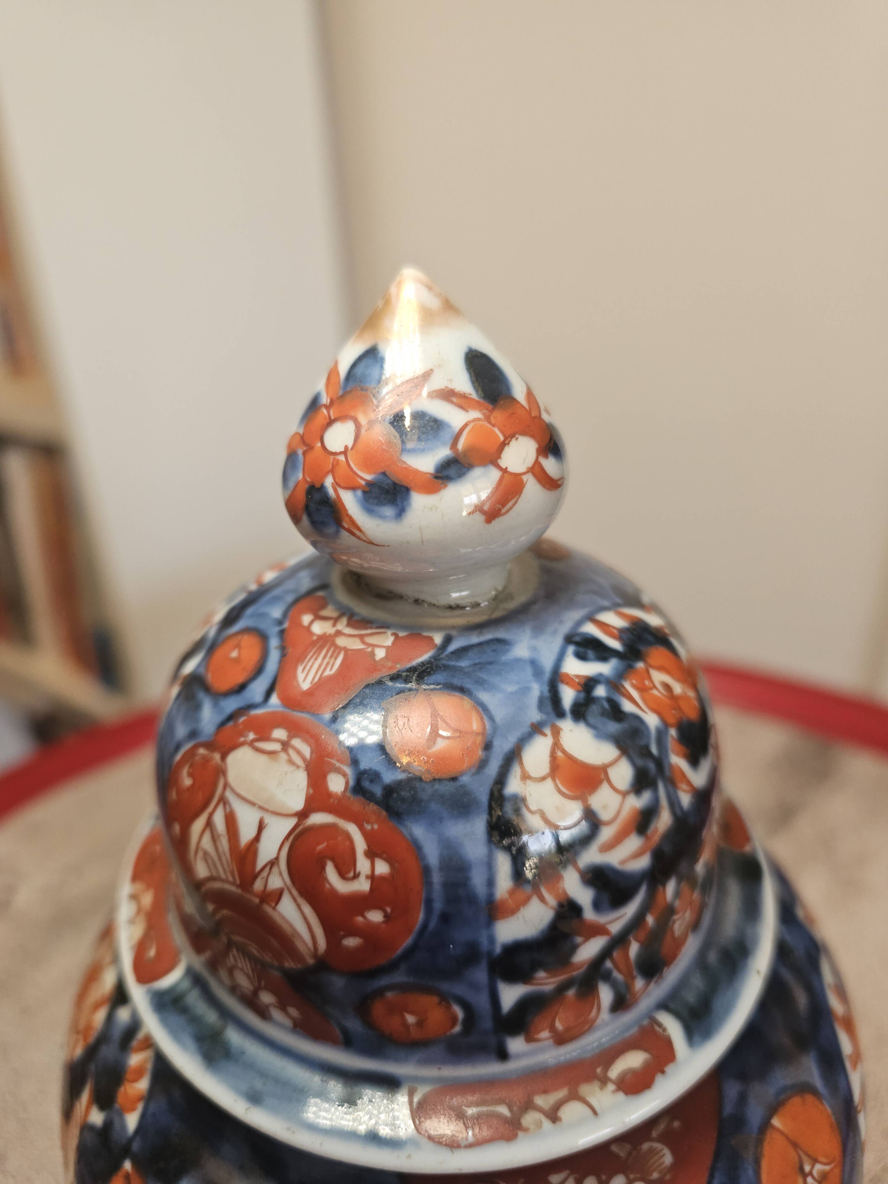 Pot with lid in Imari-style porcelain from Japan.