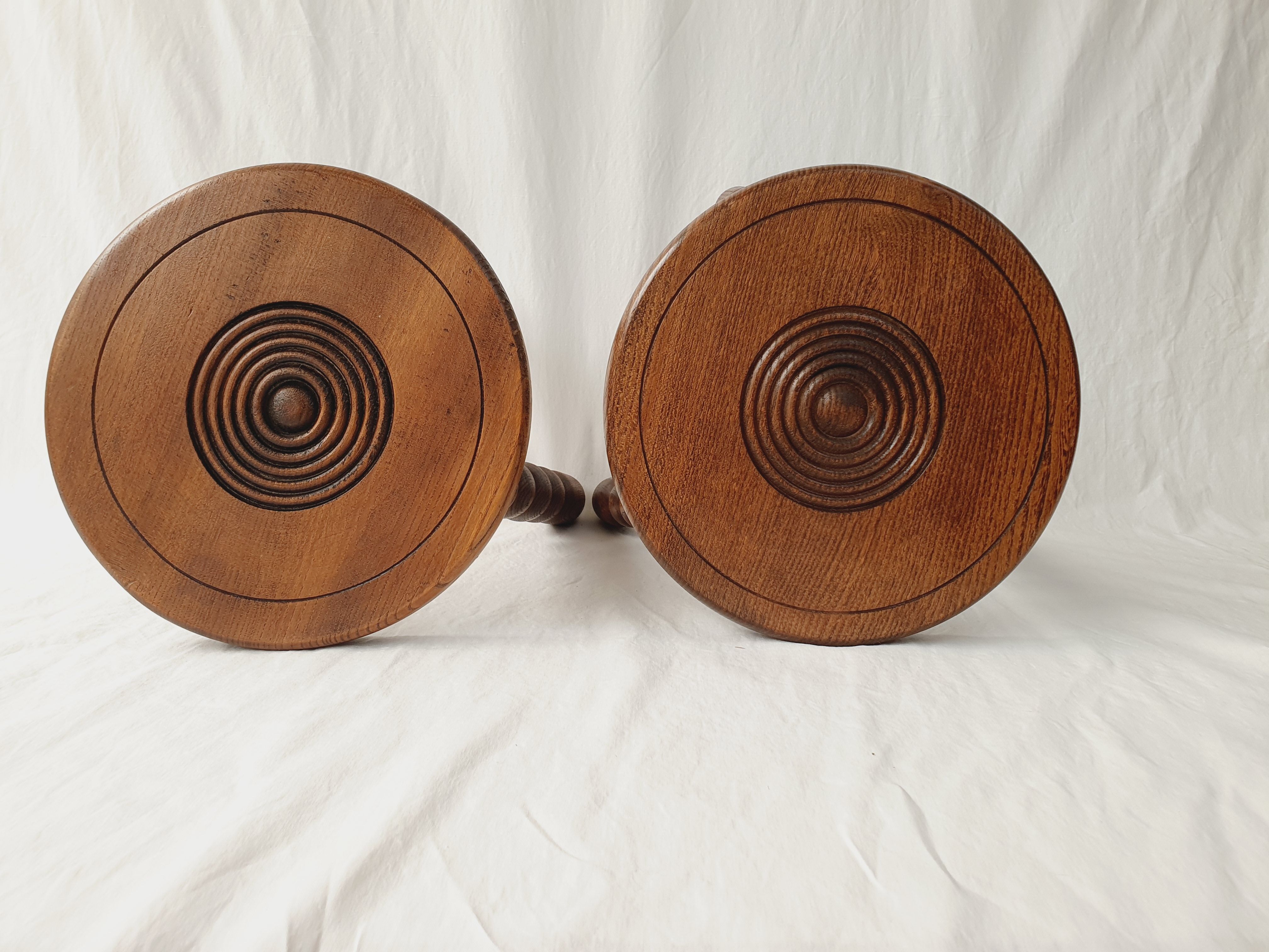 Paire de tabourets tripode en bois tourné