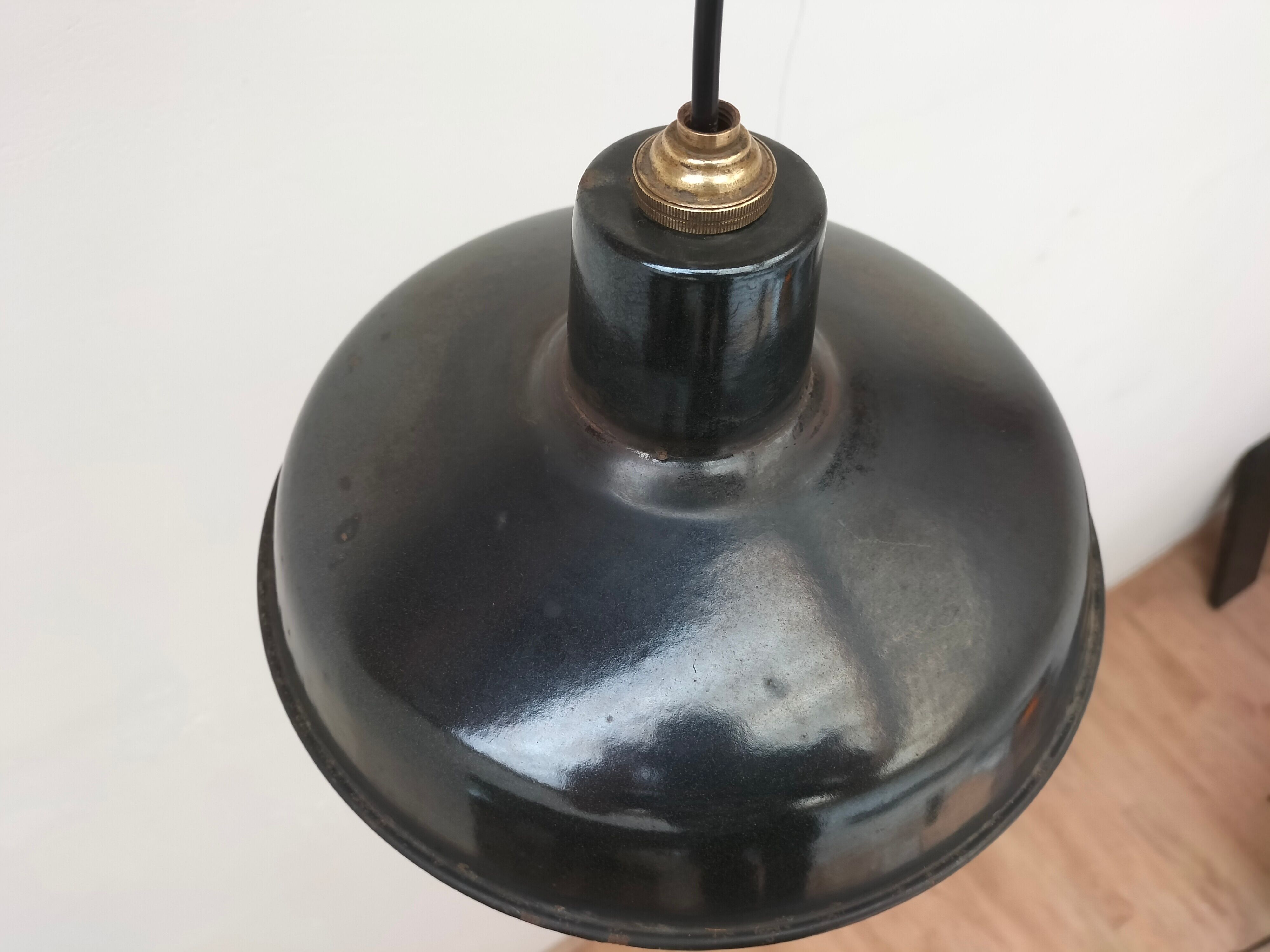 Industrial lamp in enamelled sheet metal