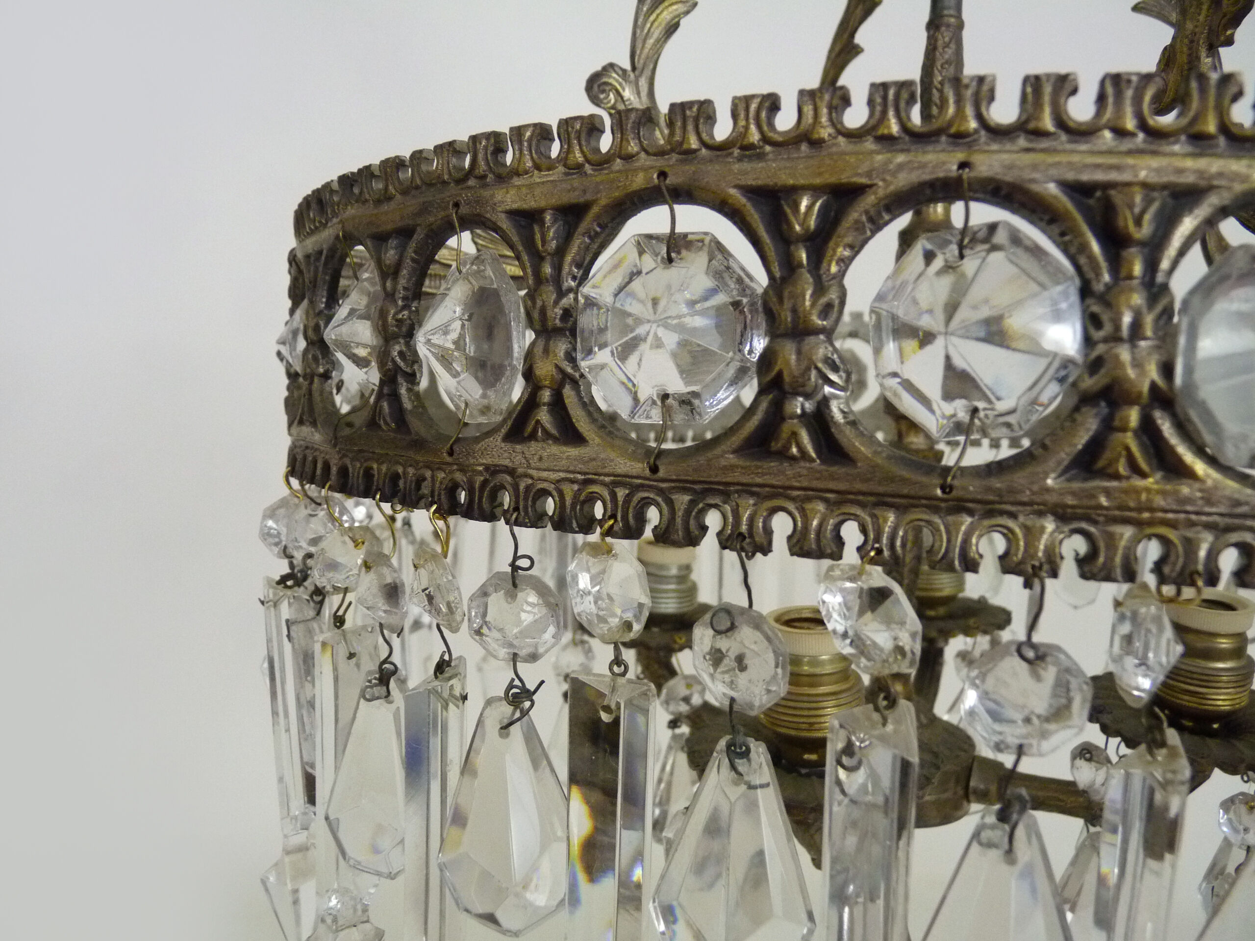 Old chandelier in bronze or silver brass, 4 lights, crystal grapevines. Year 60 70