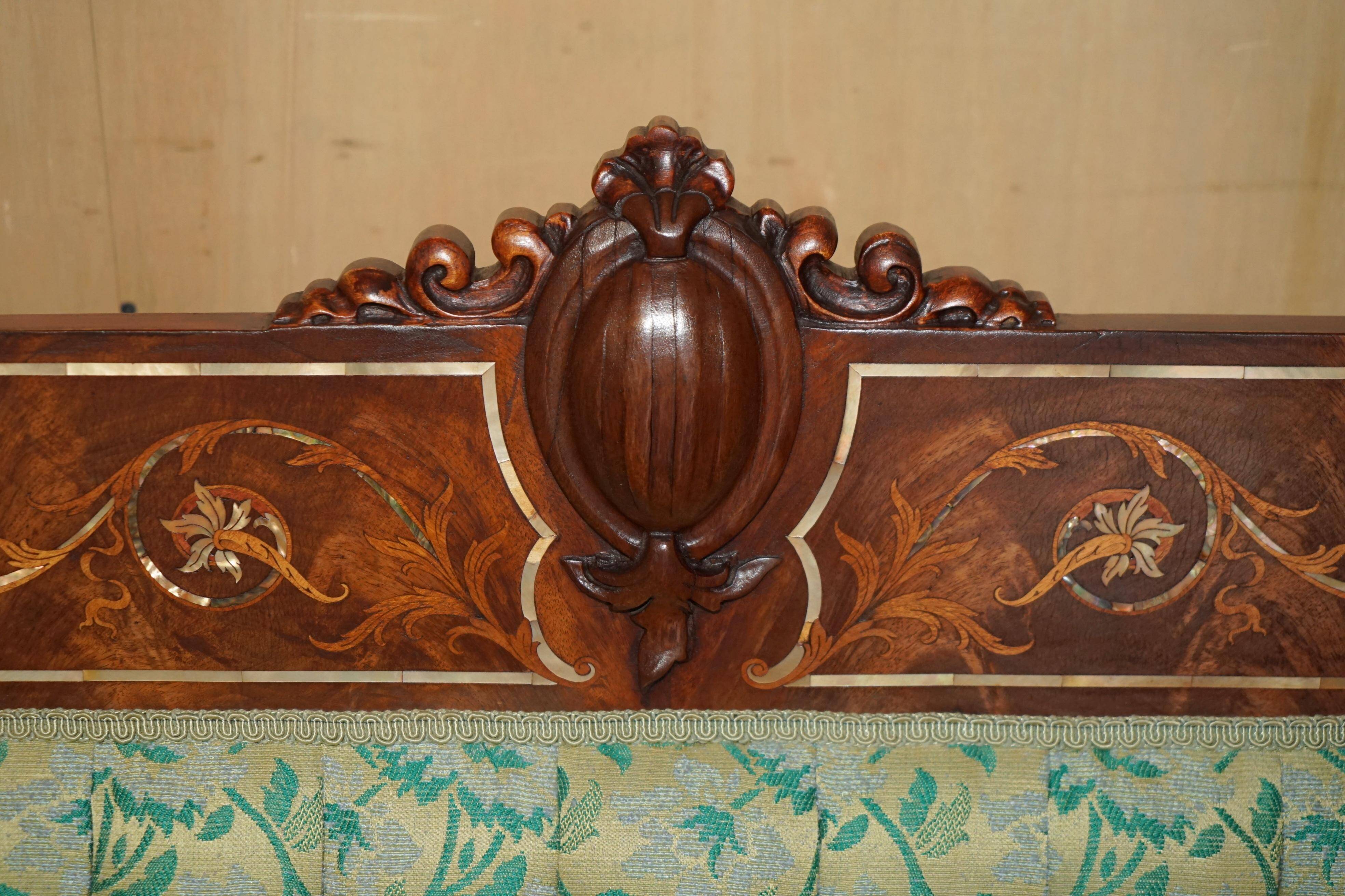 Canapé Chesterfield Ancien Sculpté en Noyer avec Incrustation de Nacre