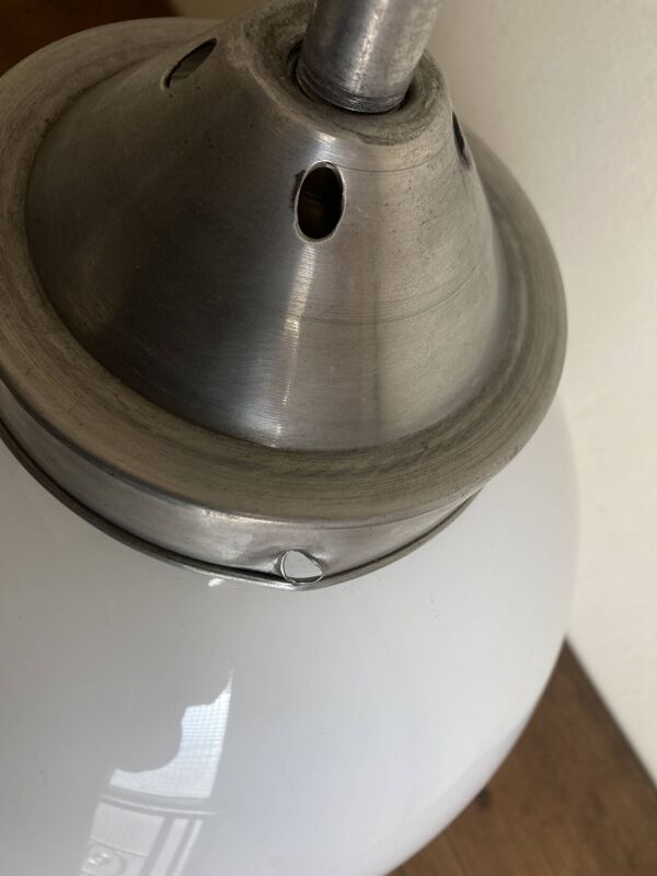 Suspension de pension globe en opaline et aluminium 1950