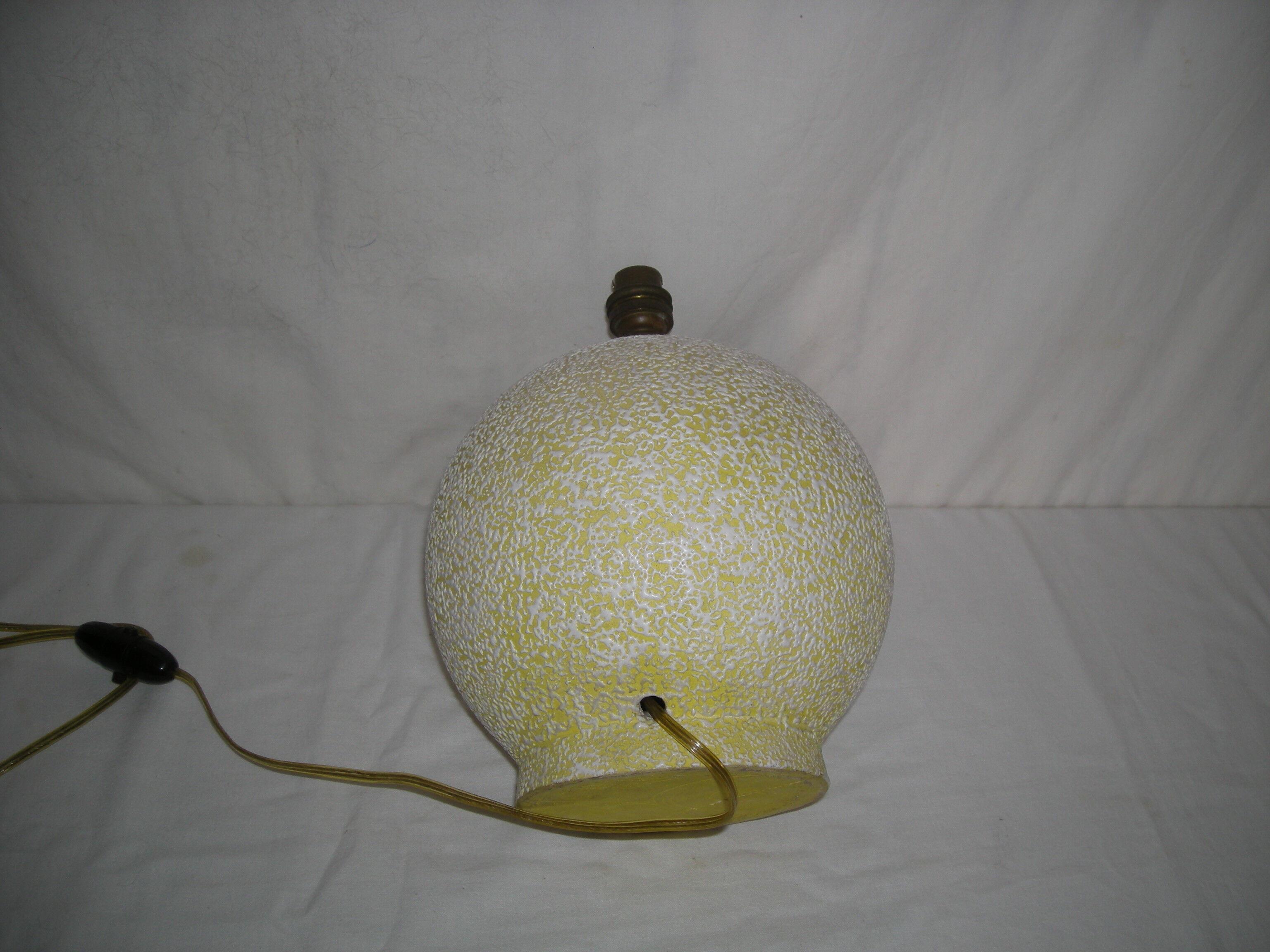 Cracked lamp base from the 30s