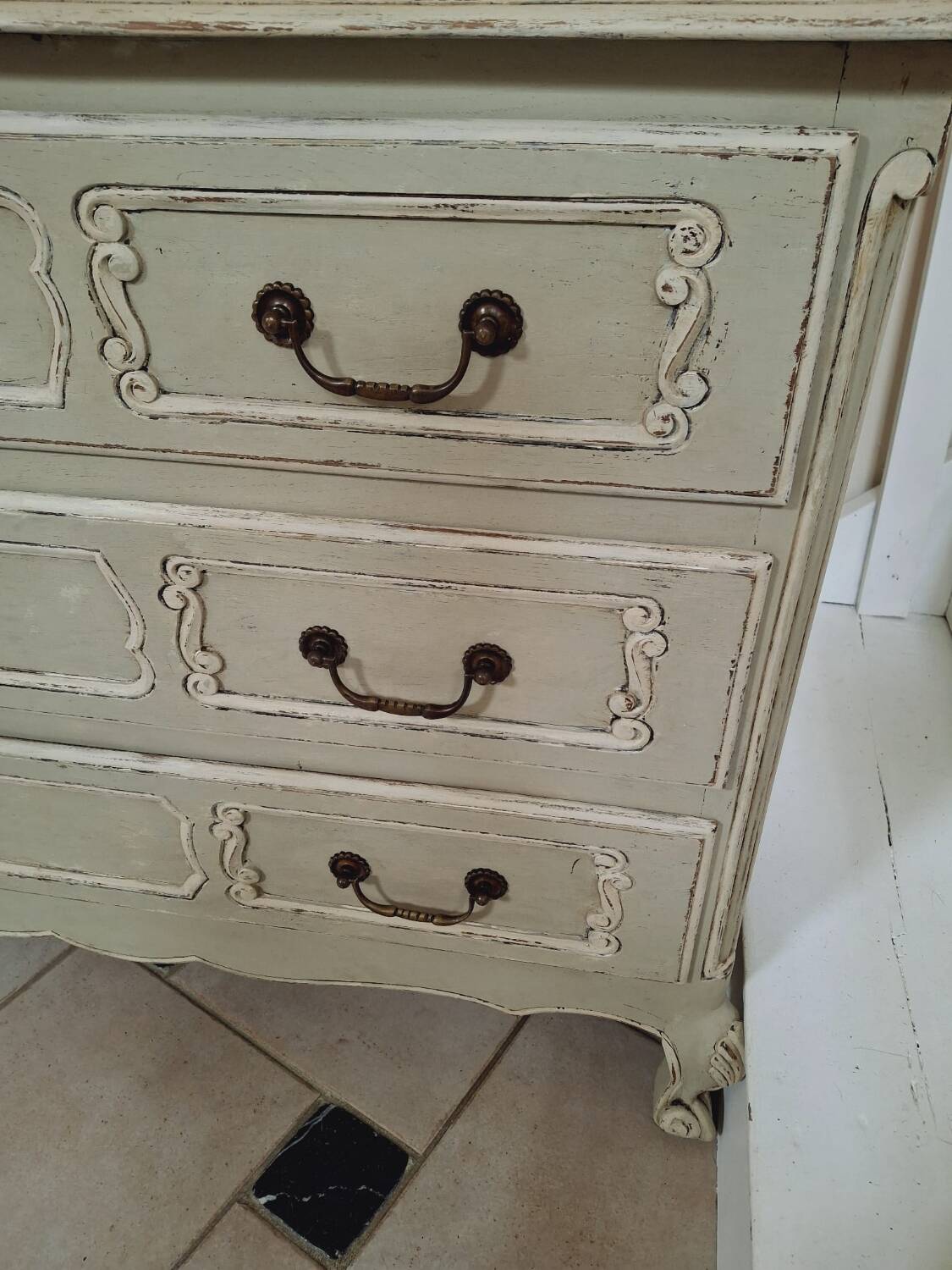Distressed chest of drawers