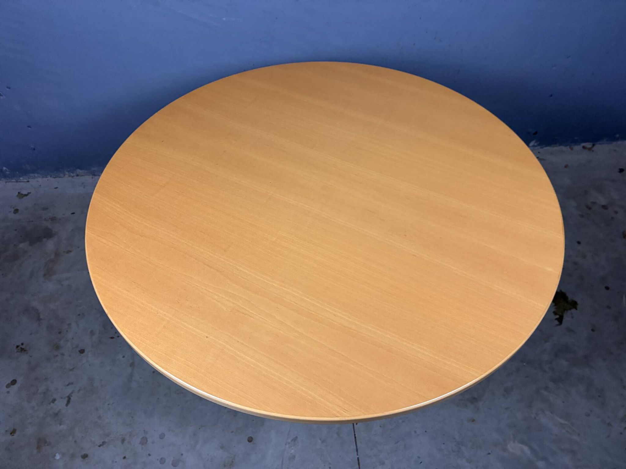 Round dining table Thonet s1047
