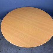 Round dining table Thonet s1047