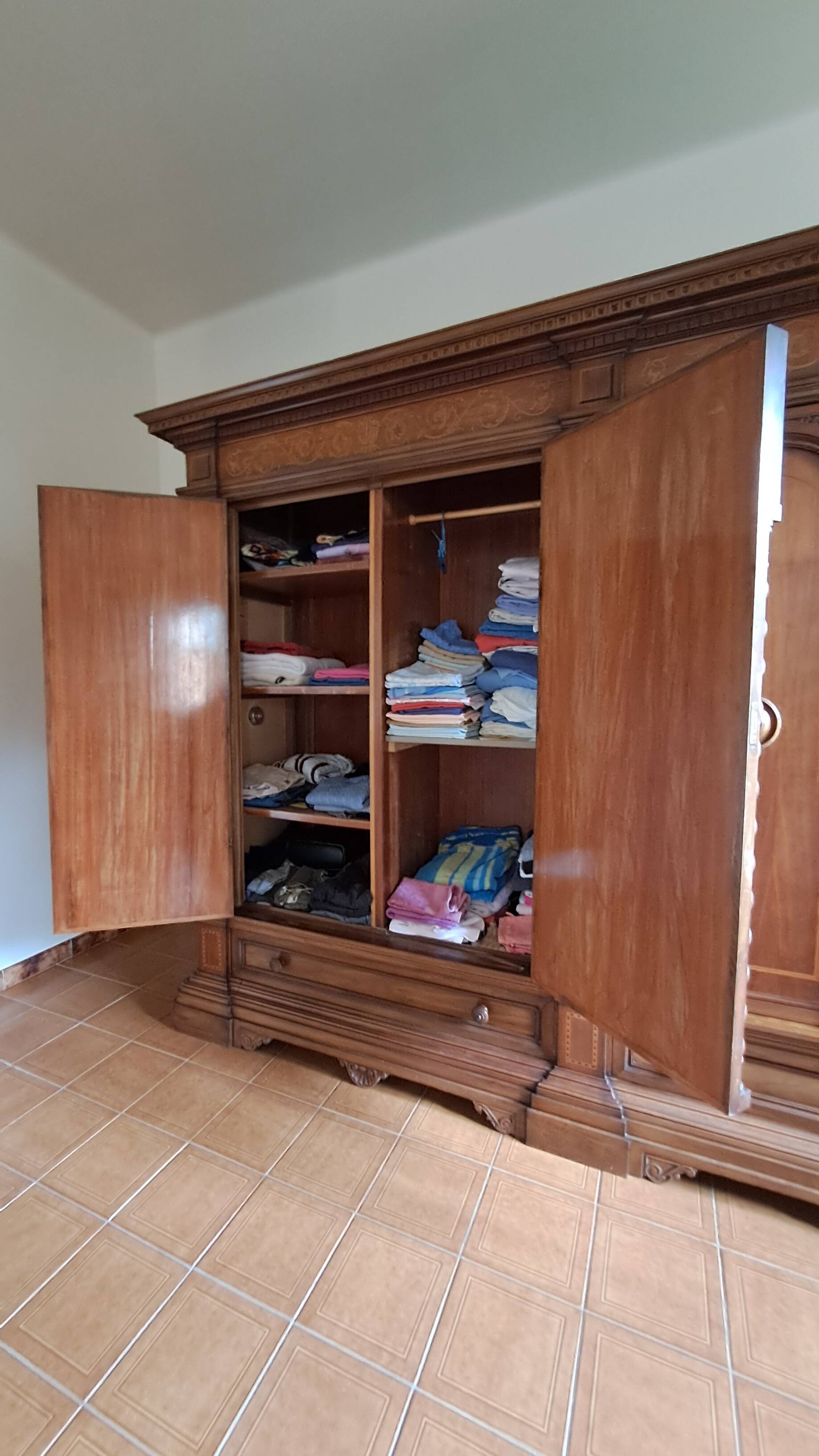 Wardrobe - neo-Renaissance in carved solid wood - possible lot sale