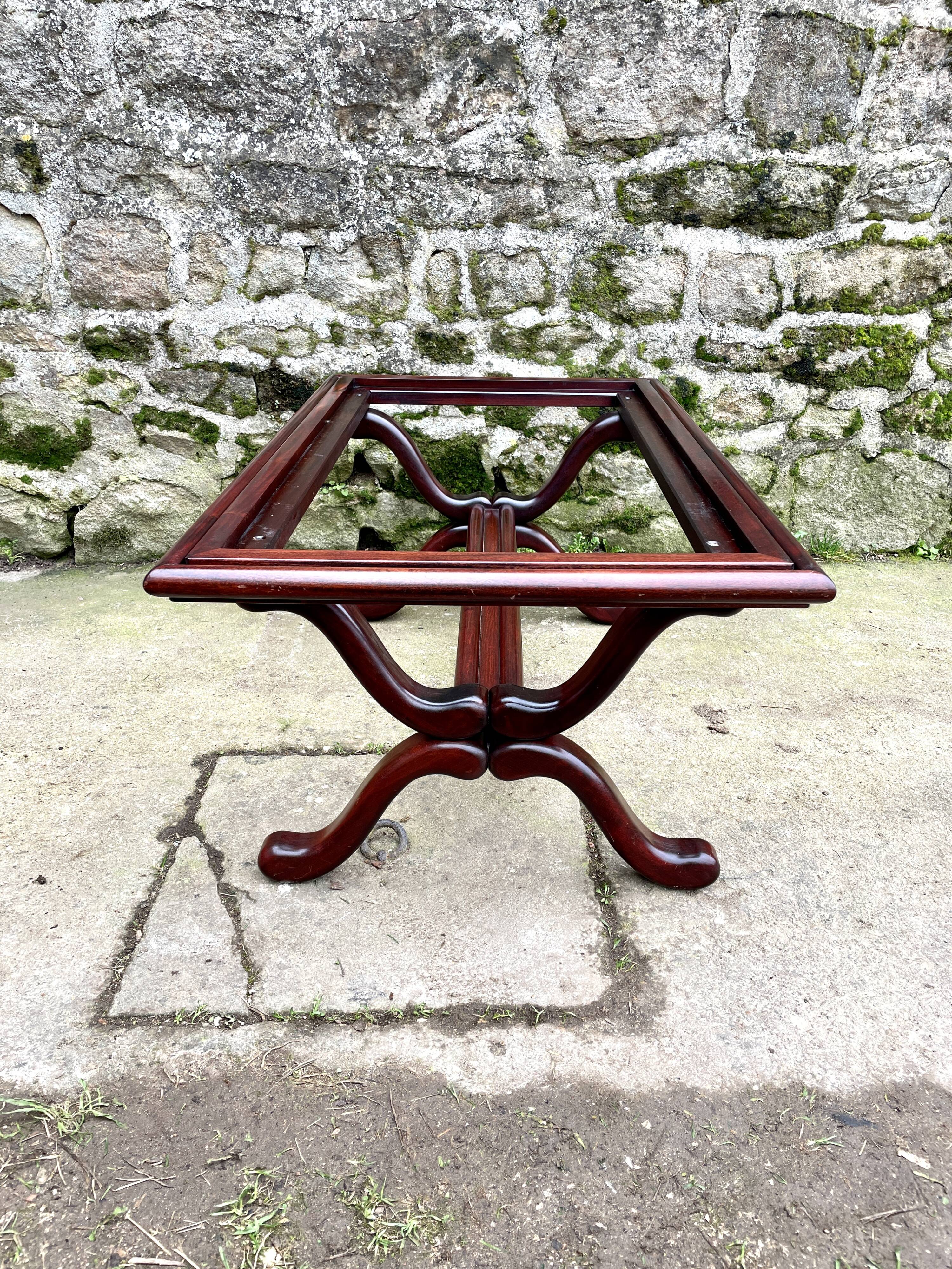 Coffee table in white marble and mahogany wood