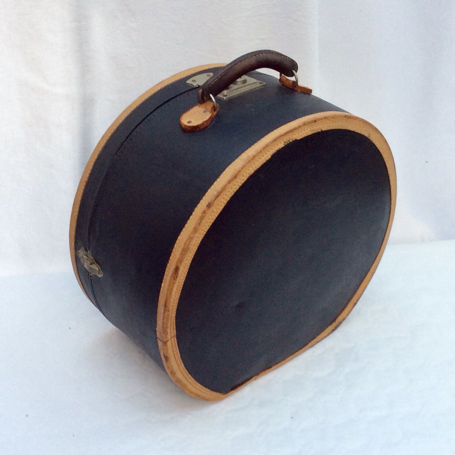 Boîte à chapeau en carton avec son poignée dimension : hauteur -22cm- diamètre -44cm-