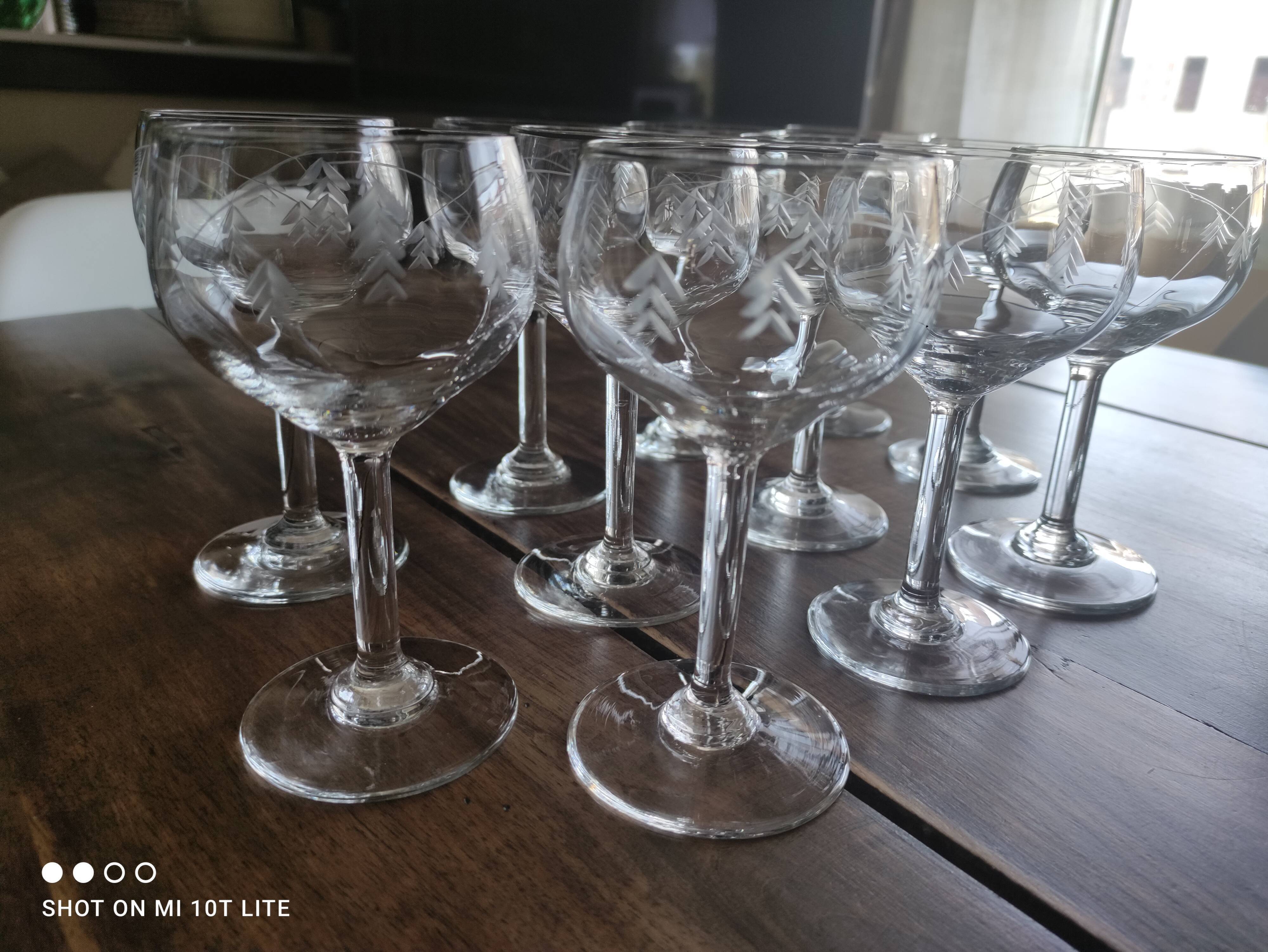 Lot de 11 verres à vin blanc ancien en verre ciselé