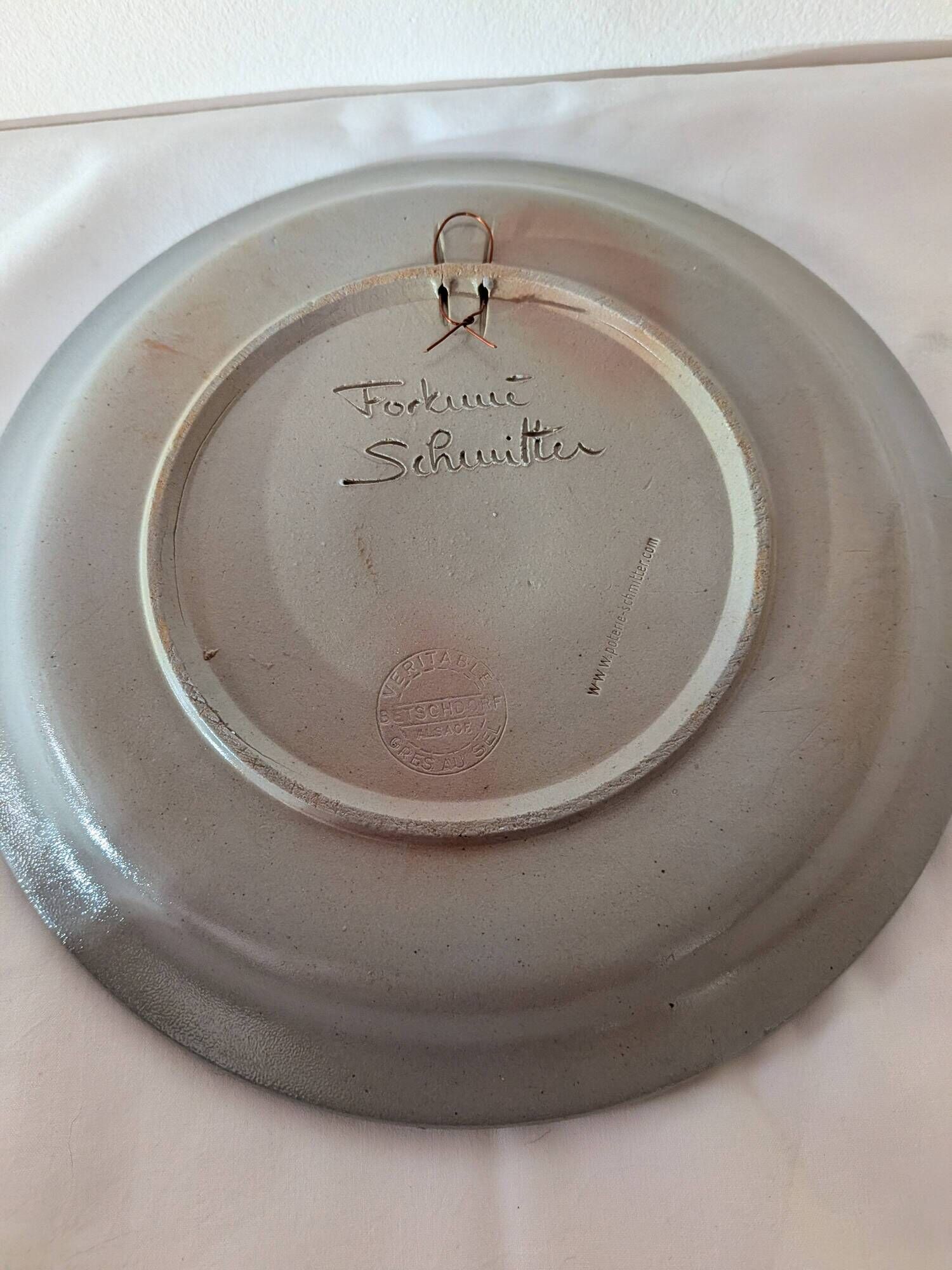 Assiette murale en grès au sel de Betschdorf – Fortuné Schmitter