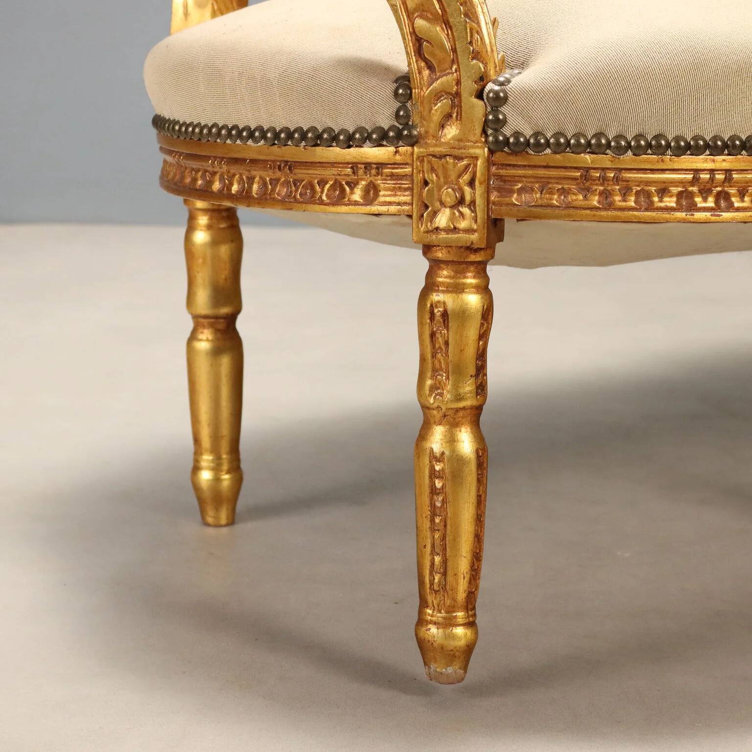 Neoclassical canapé in gilded wood