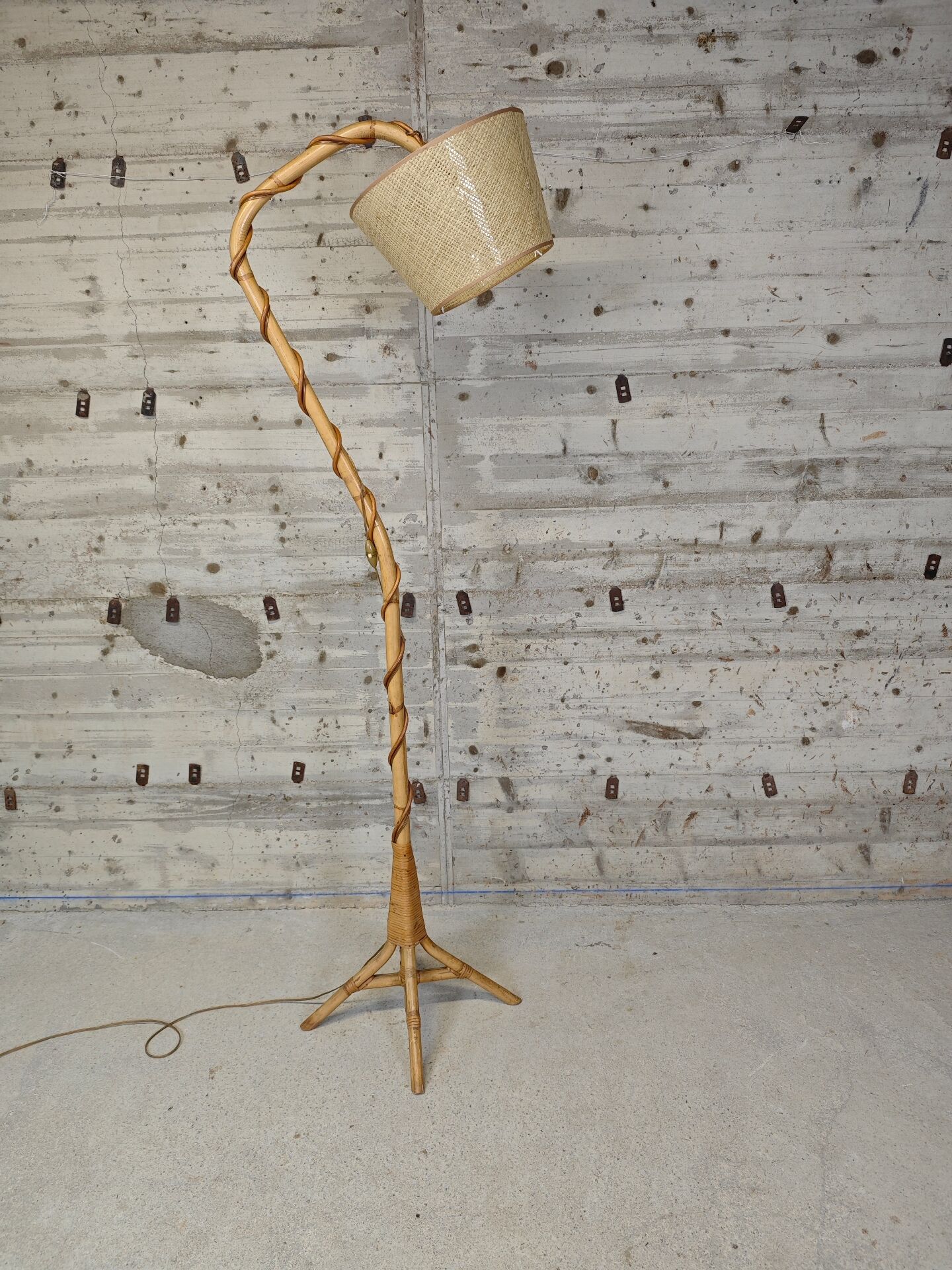 Lampadaire vintage en rotin
