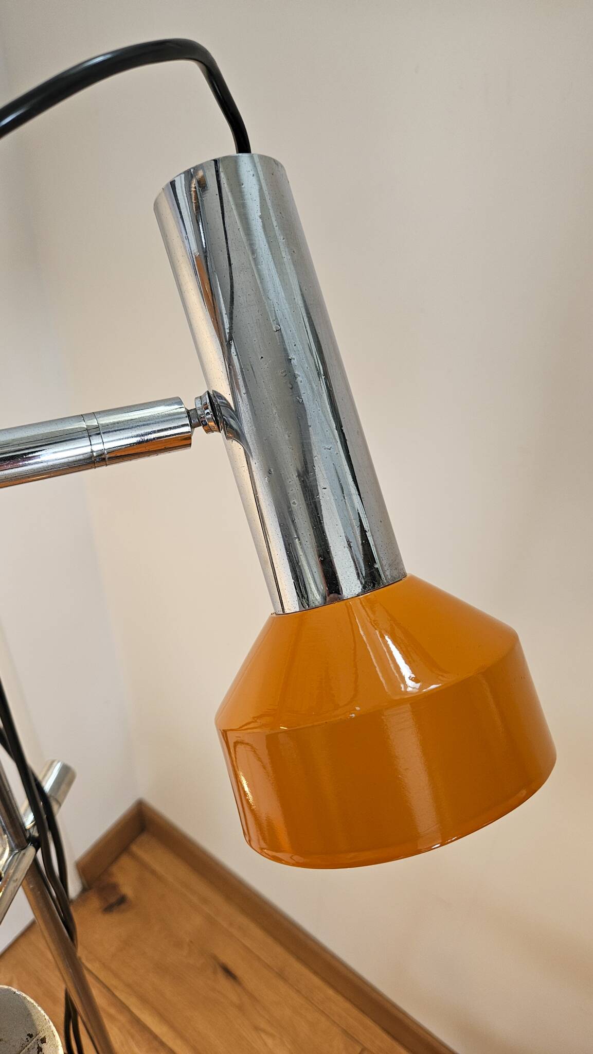 Vintage 1970s floor lamp with 3 spots, chrome and orange.