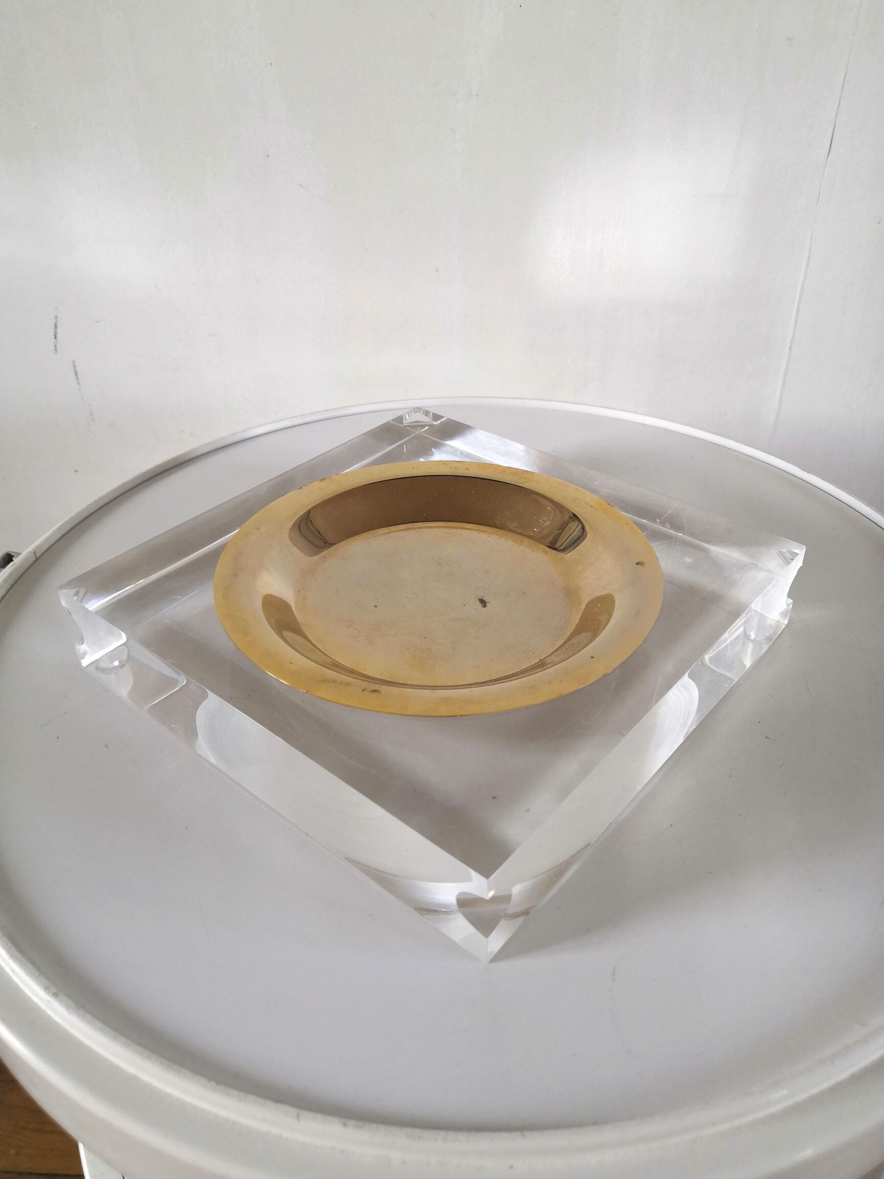 Empty cup pocket Plexiglas ashtray lucite design 70s