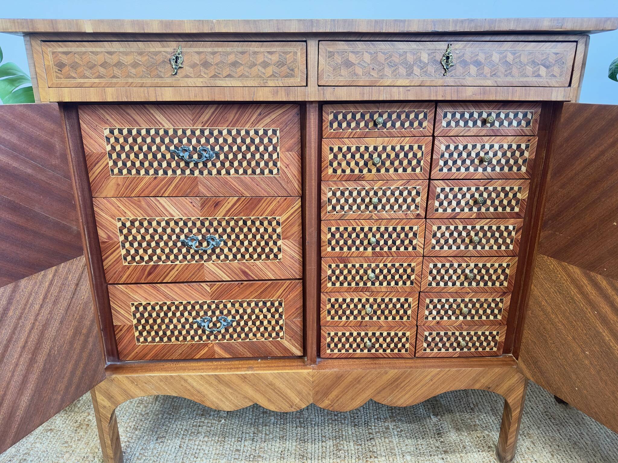 Commode en bois marqueté – Décor floral