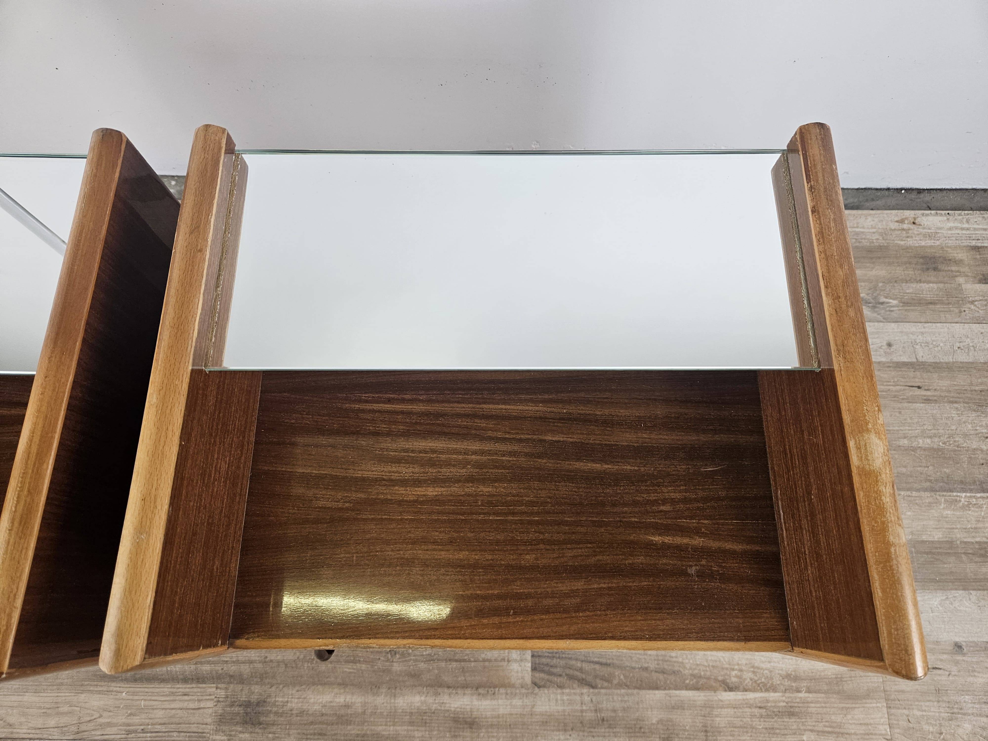 Paire de tables de nuit des années 50 avec plateau miroir
