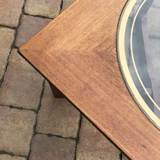 Table basse ronde en verre et dorée, années 1960