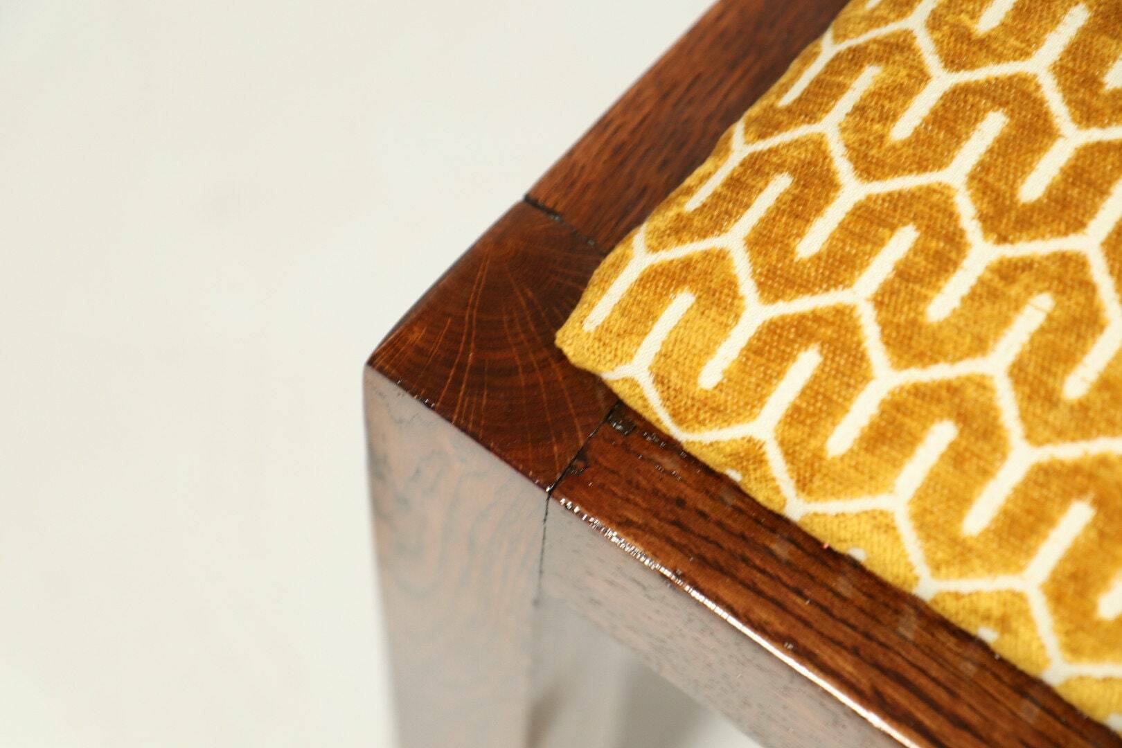 Chaise Art Déco des années 1940, chaise de cabinet Jacquard couleur or jaune tissu tapisserie d'ameublement géométrique Resto