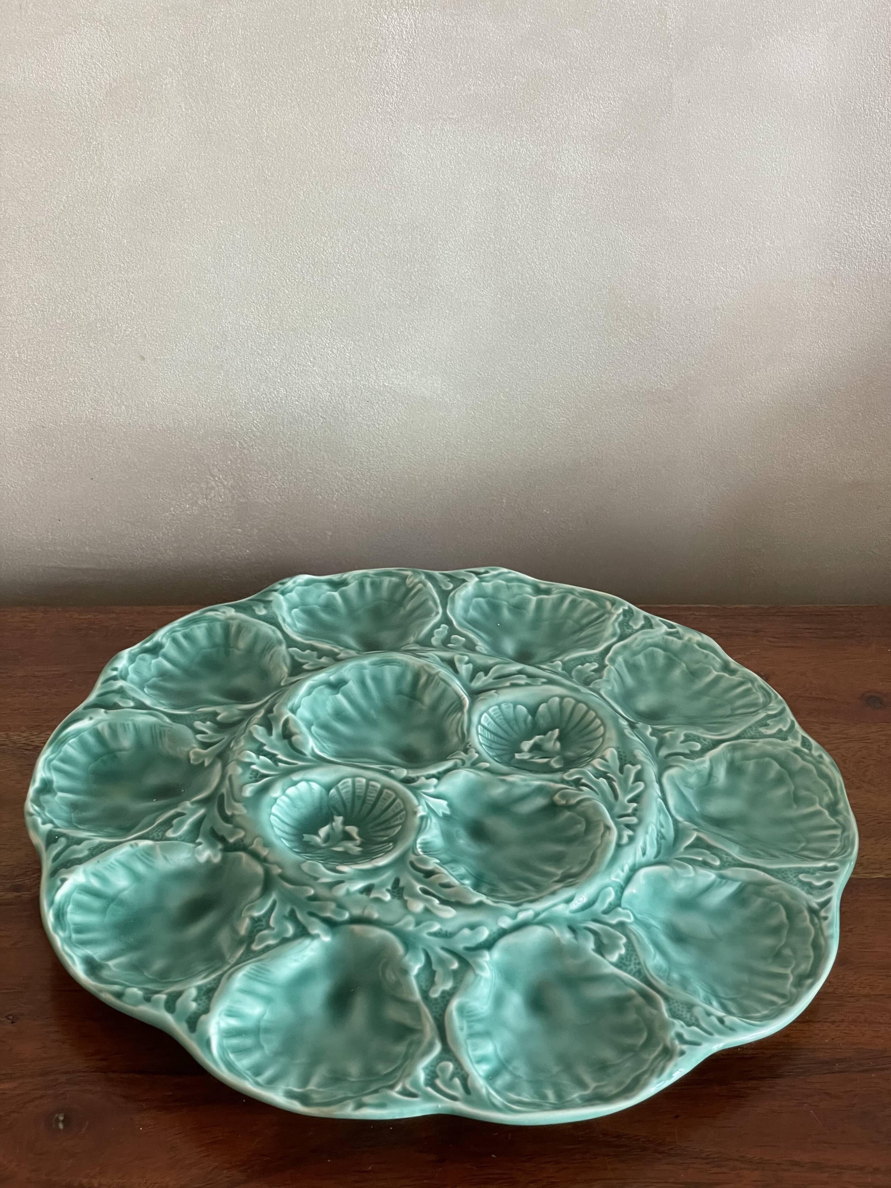 Flat oyster service and 6 splash plates of Gien green celadon