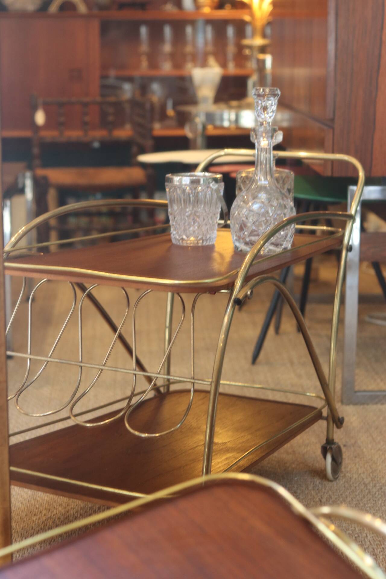 Desserte roulante vintage en laiton et teck – années 50