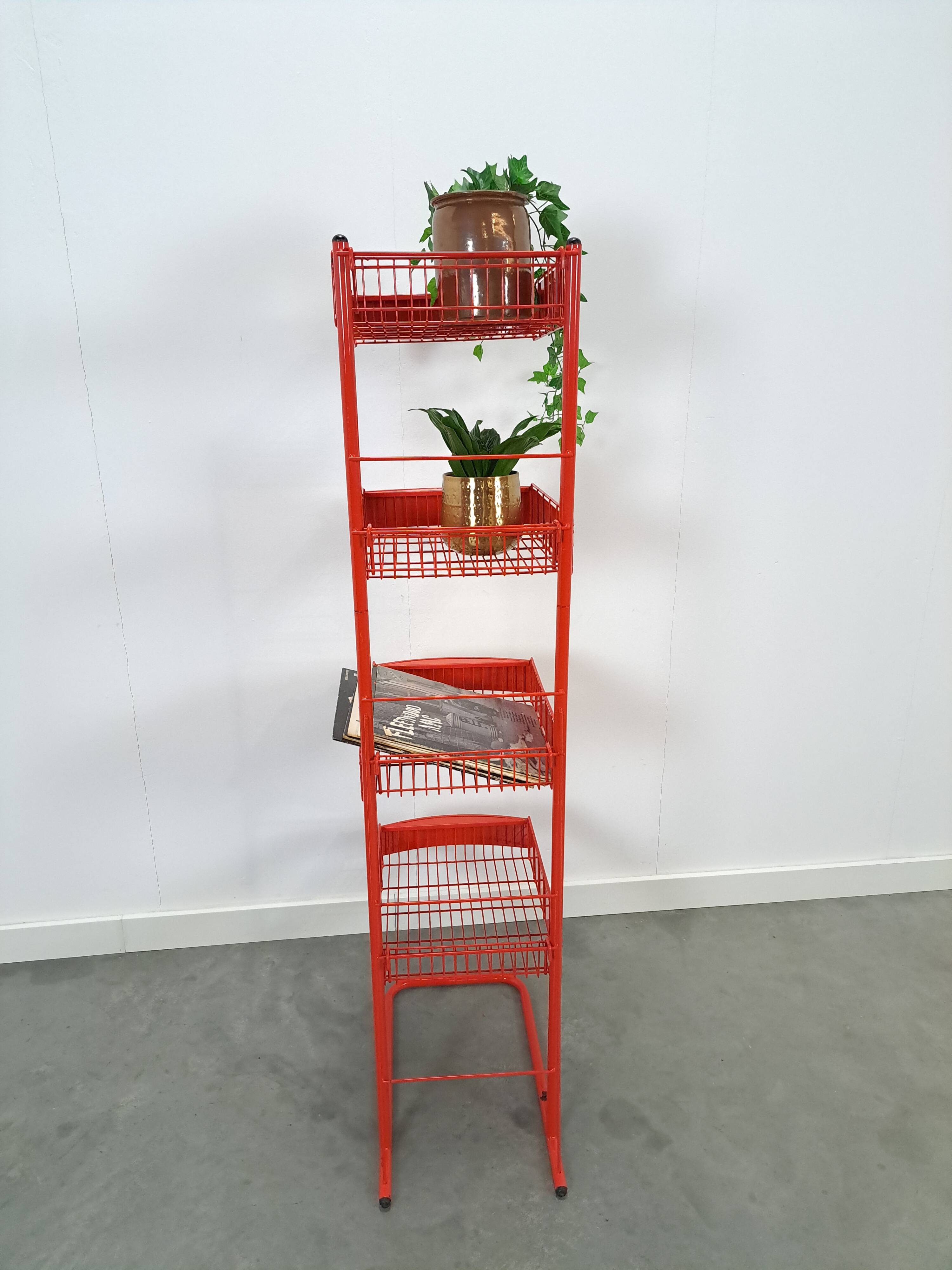 Rood metalen winkelvitrine winkelrek met manden vintage