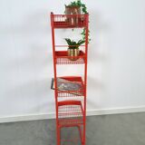 Rood metalen winkelvitrine winkelrek met manden vintage