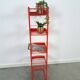 Rood metalen winkelvitrine winkelrek met manden vintage