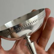 Coupelle en métal argenté sur pied