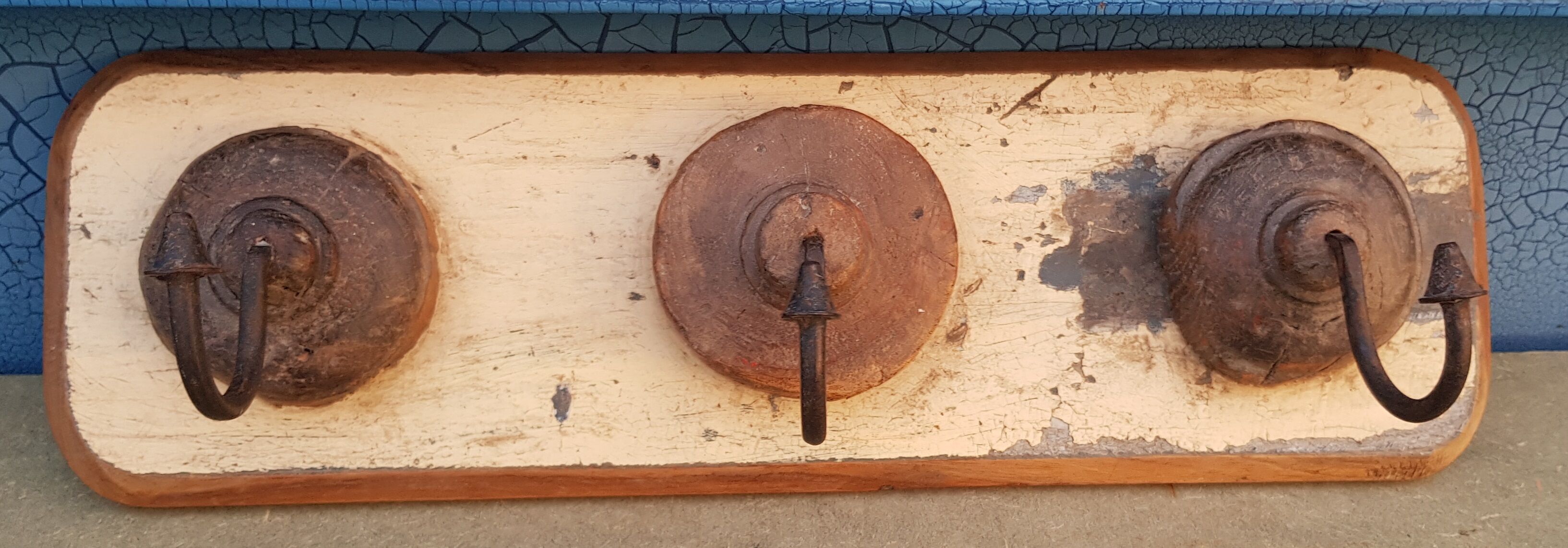 Ecru solid teak coat hook with 3 cast iron hooks