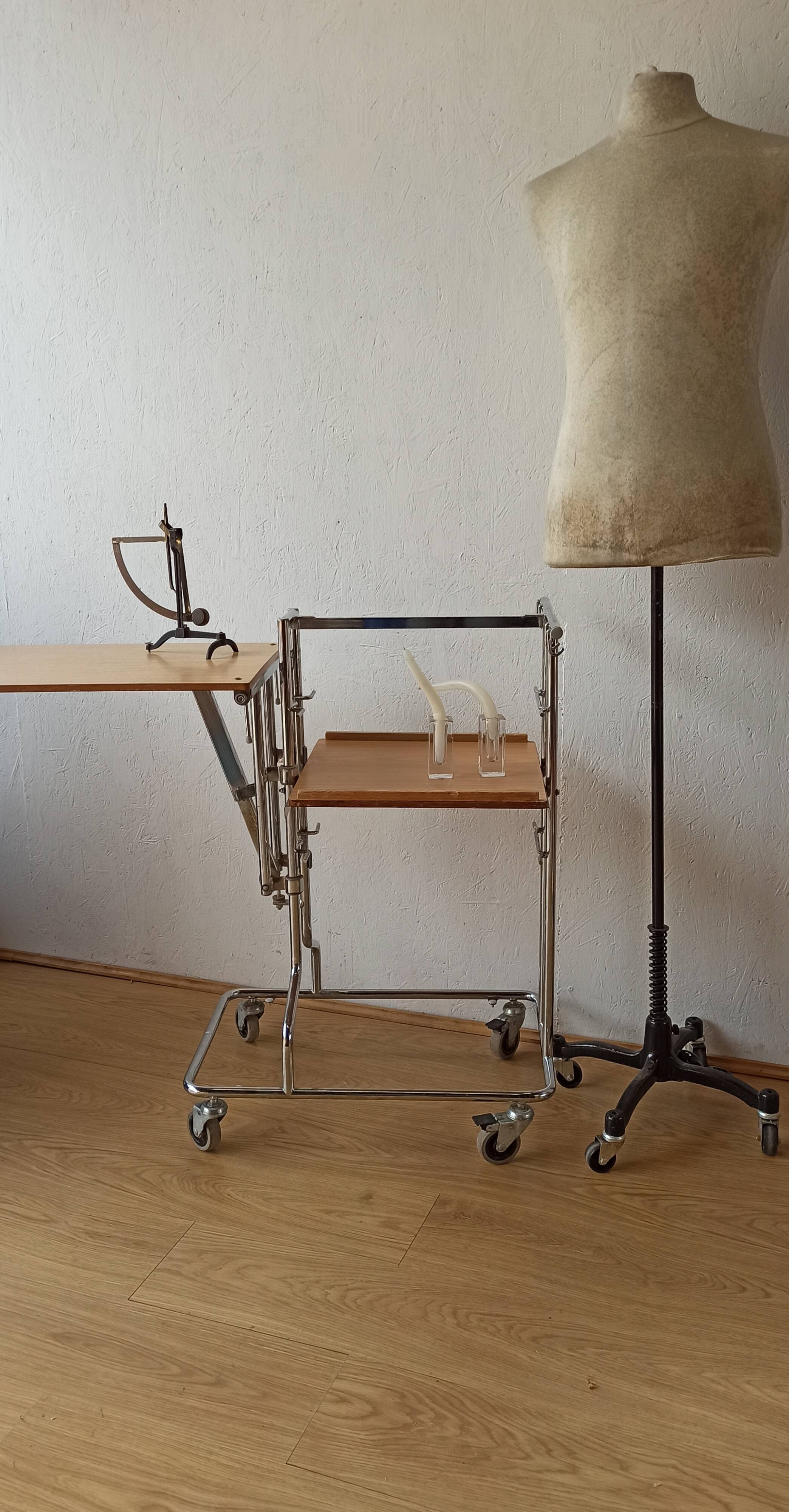 Chariot table pliante sur roulettes années 70.