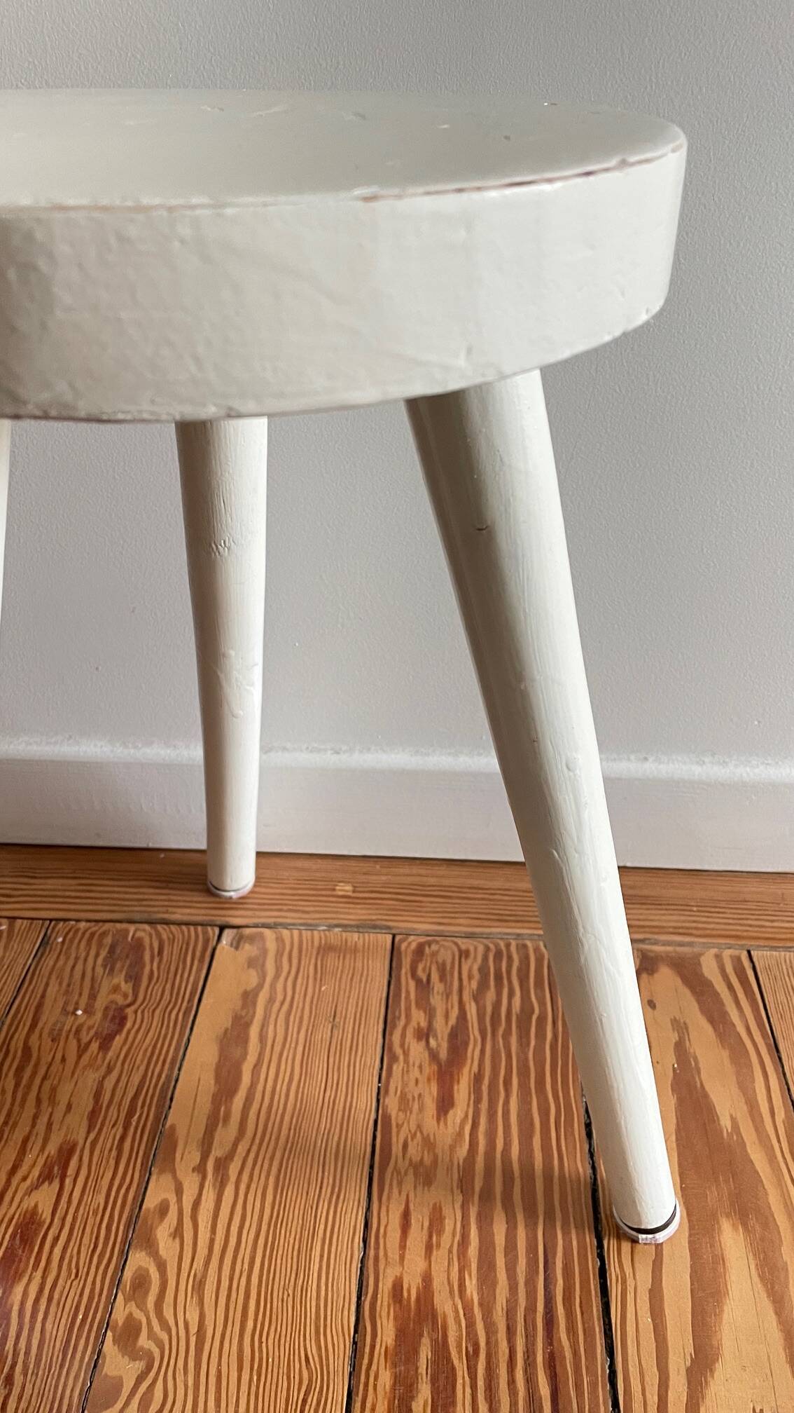 Tabouret tripode bois blanc vintage