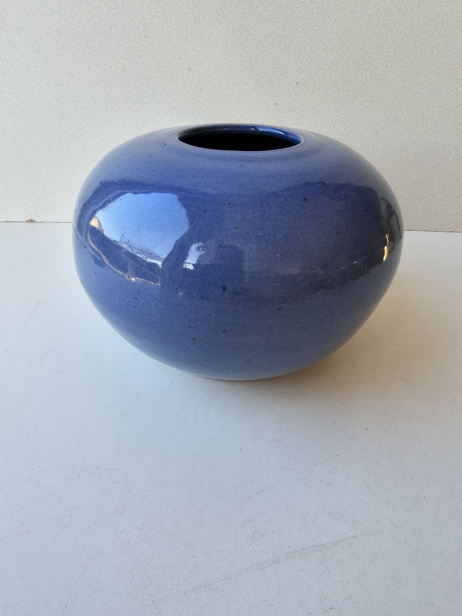 Vase boule en céramique couleur bleue Non signé