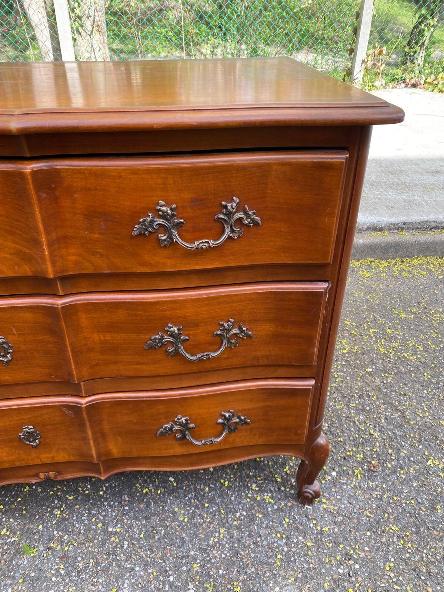 Commode arbalète Louis XV en bois massif merisier du 20ème