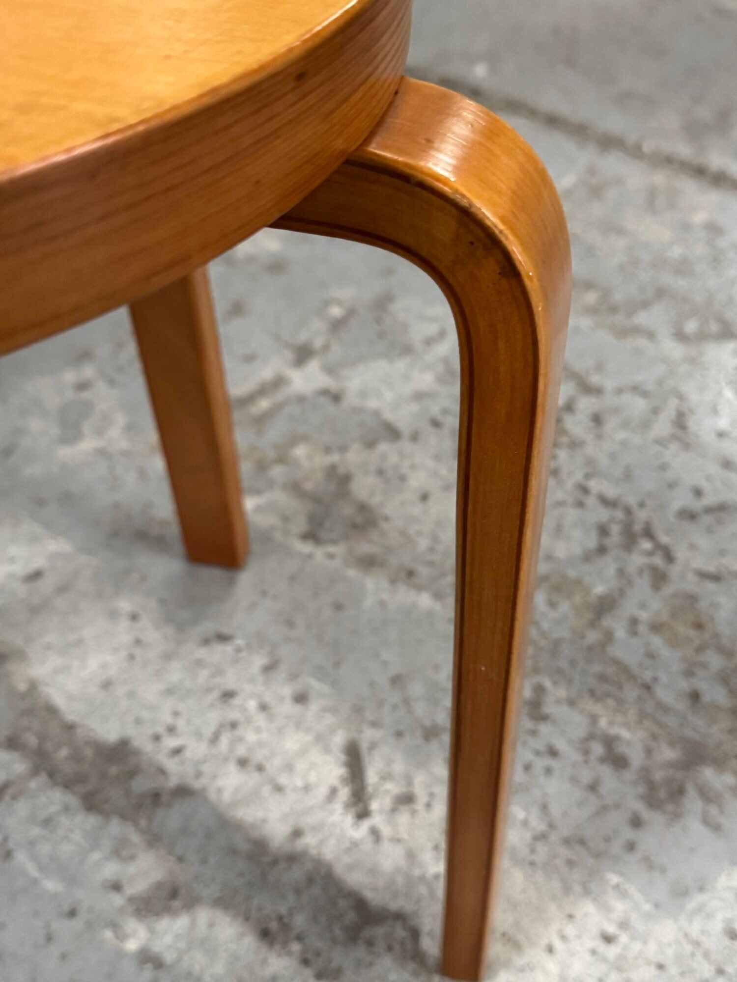 Tabouret attribué à Alvar Aalto