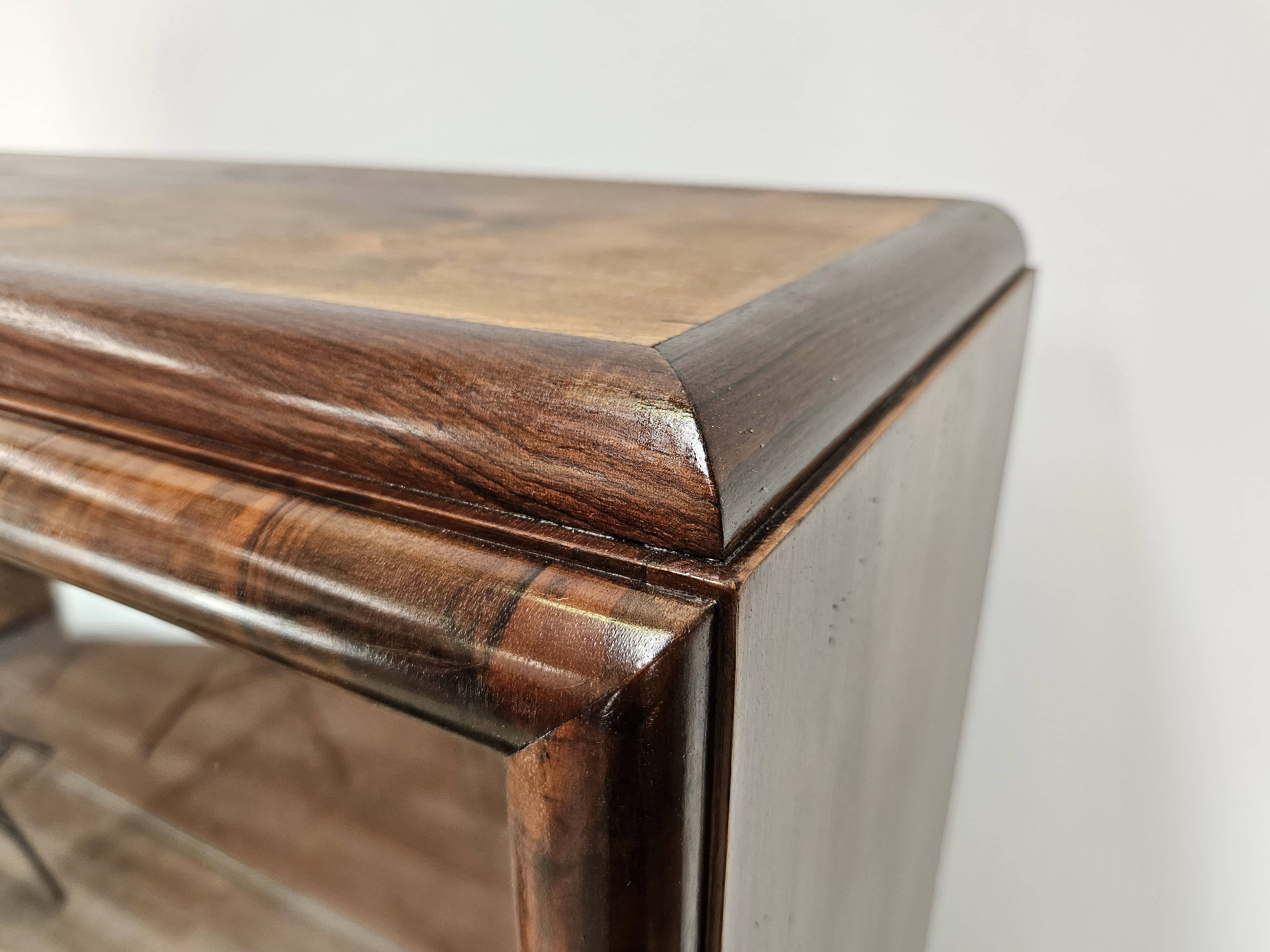 Vitrine Art Déco des années 1930 en noyer et racine de noyer