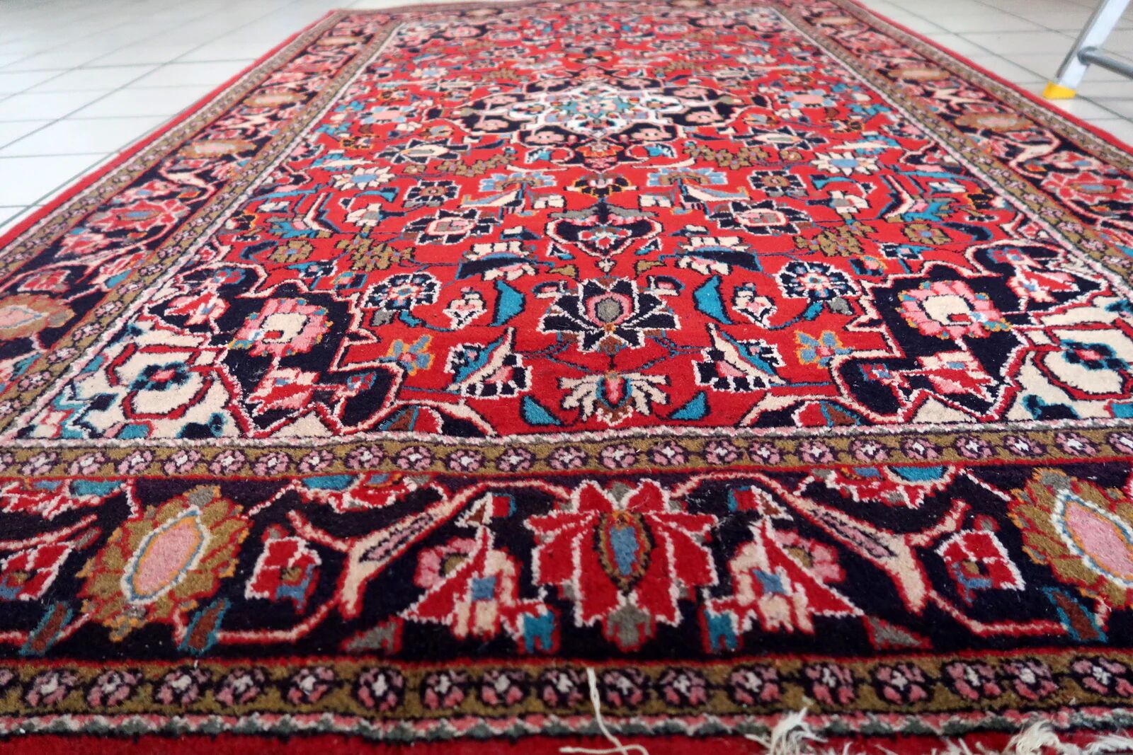 Ancient Persian Kashan carpet, handmade, 131 cm x 205 cm, 1920s.