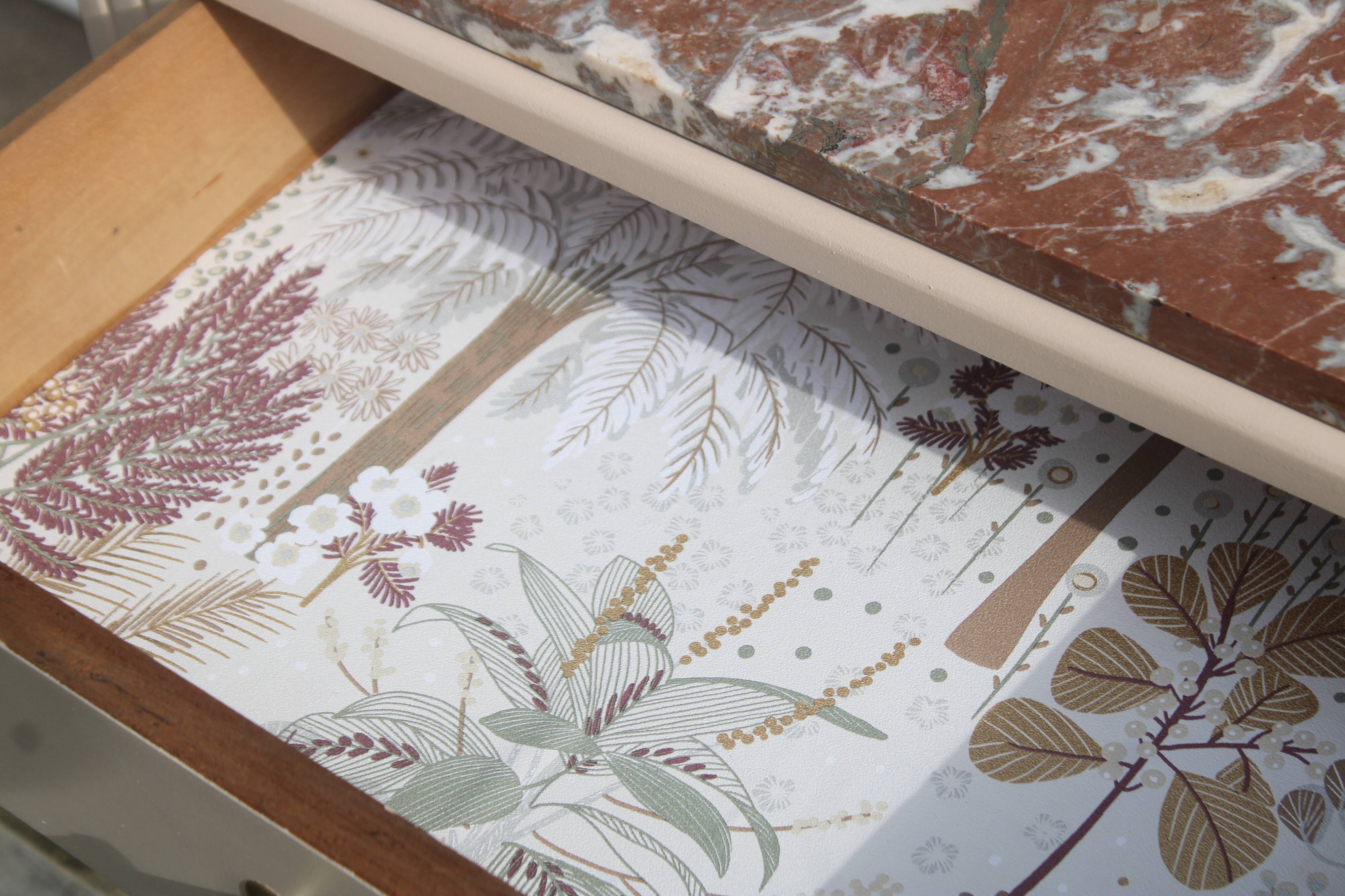 Commode vintage rénovée avec marbre rouge et blanc – 4 tiroirs