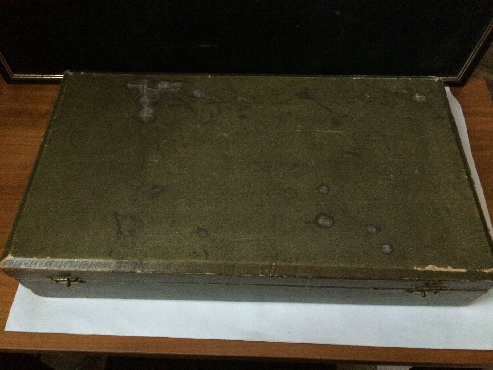 Set of 12 large knives and 11 horn and steel dessert knives