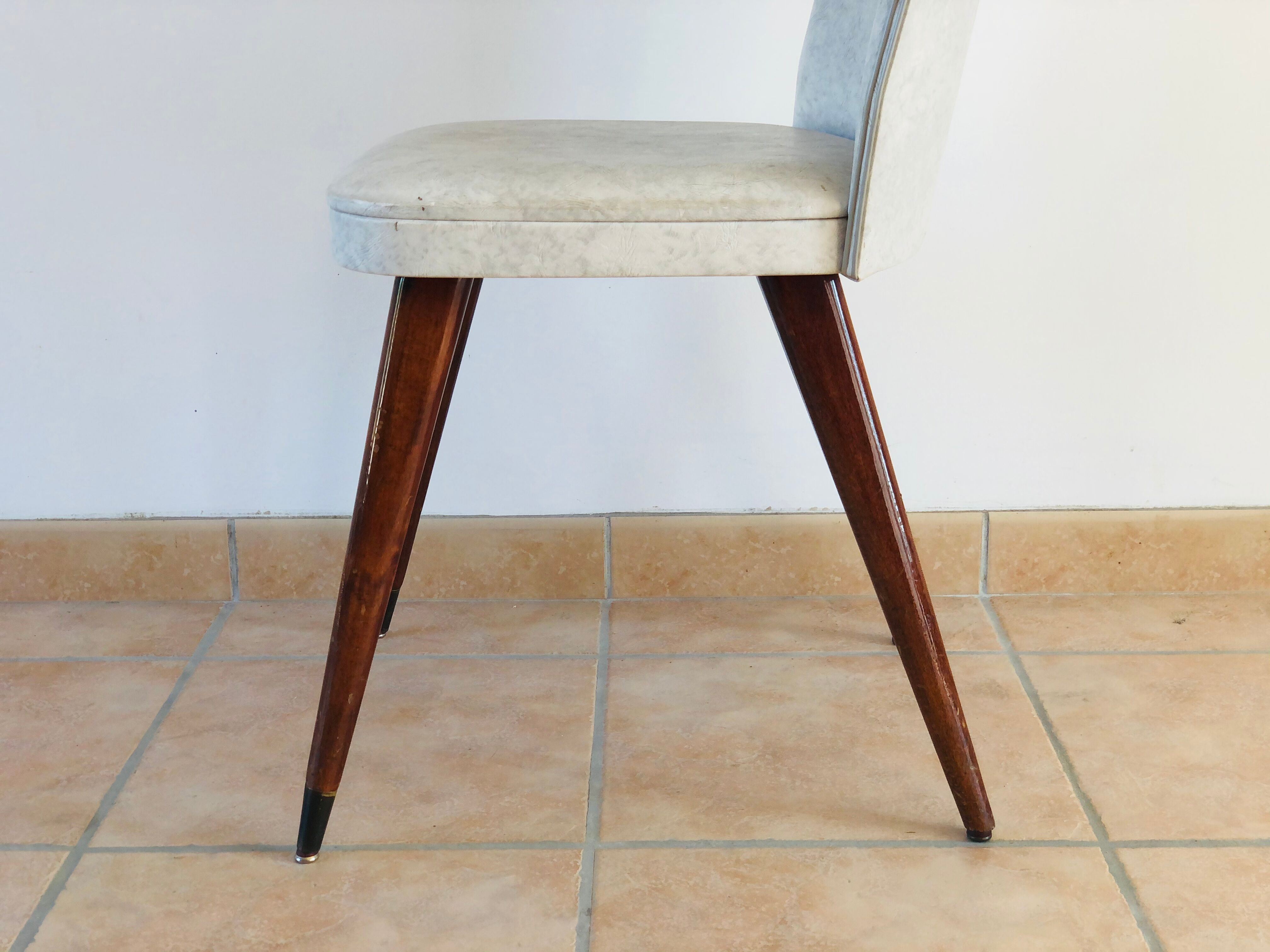 Set de 6 chaises vintage en skaï et noyer